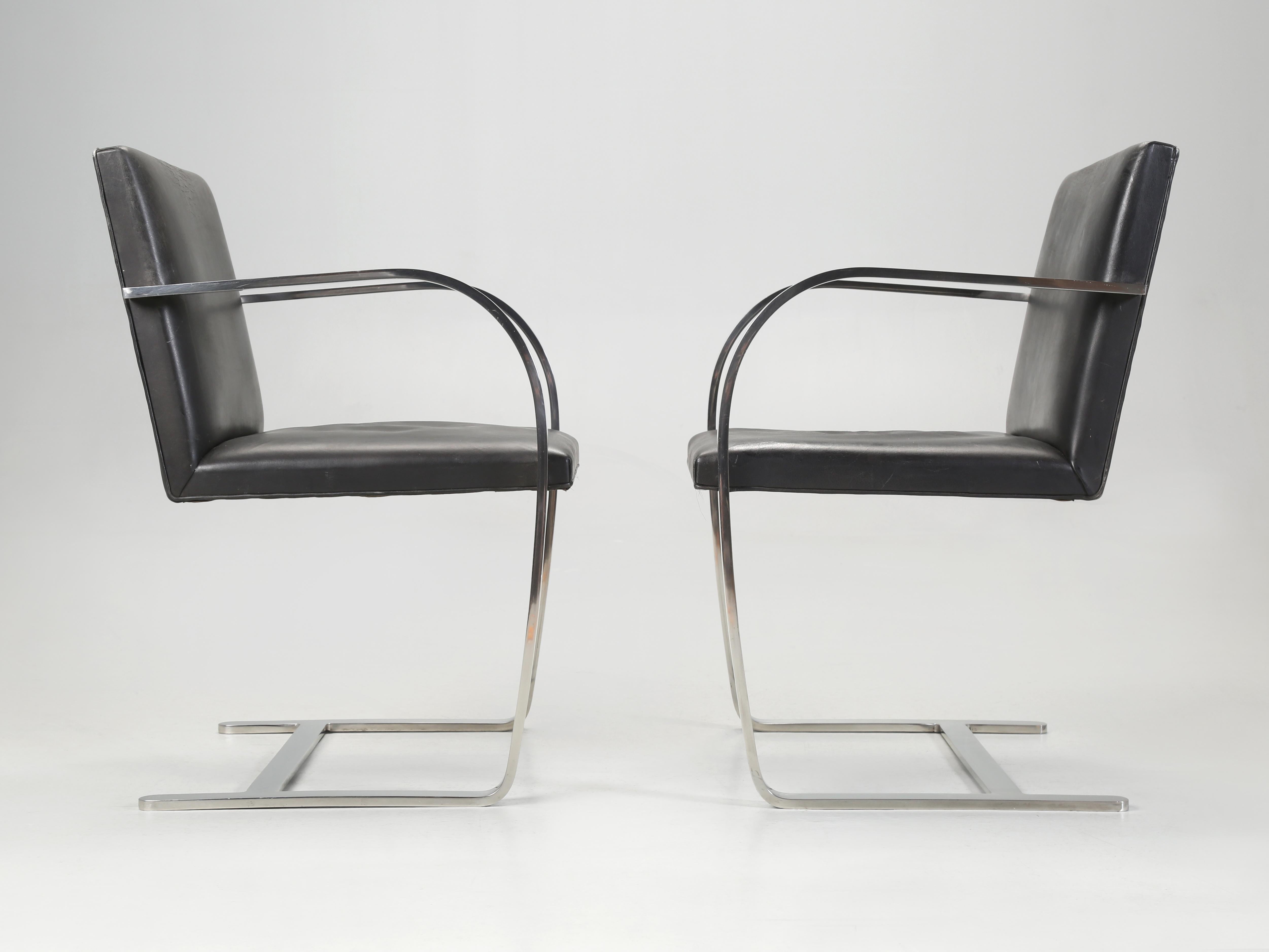 Paire de chaises Mies van der Rohe Brno Flat Bar en cuir noir. Nous avons actuellement deux paires de fauteuils Mies van der Rohe Brno Flat Bar sans les pad d'accoudoir qui étaient optionnels lorsqu'ils étaient neufs. Les deux sont recouverts de