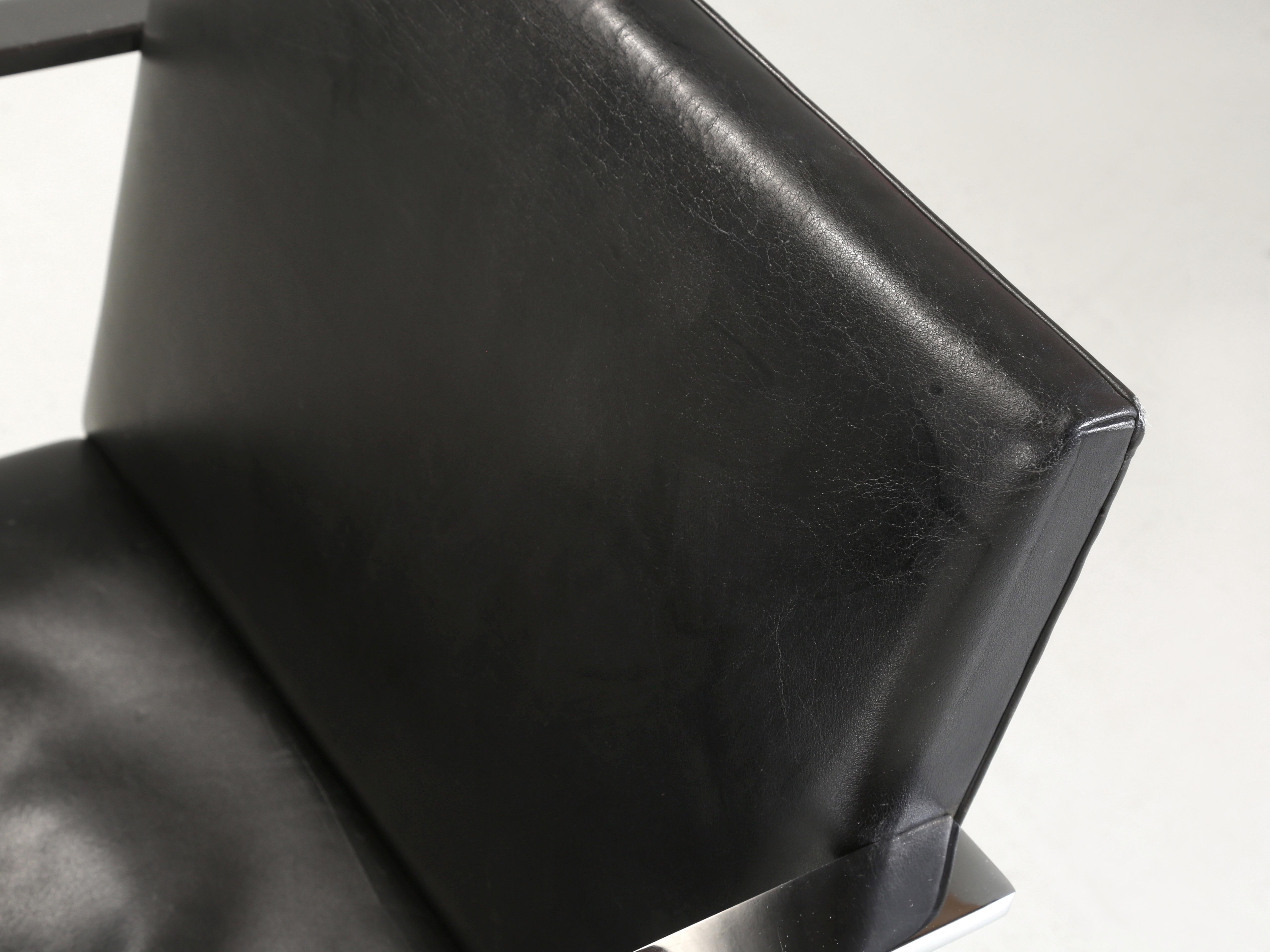 Mid-Century Modern Paire de chaises Mies van der Rohe Brno Flat Bar en cuir noir c1960 non restaurées en vente