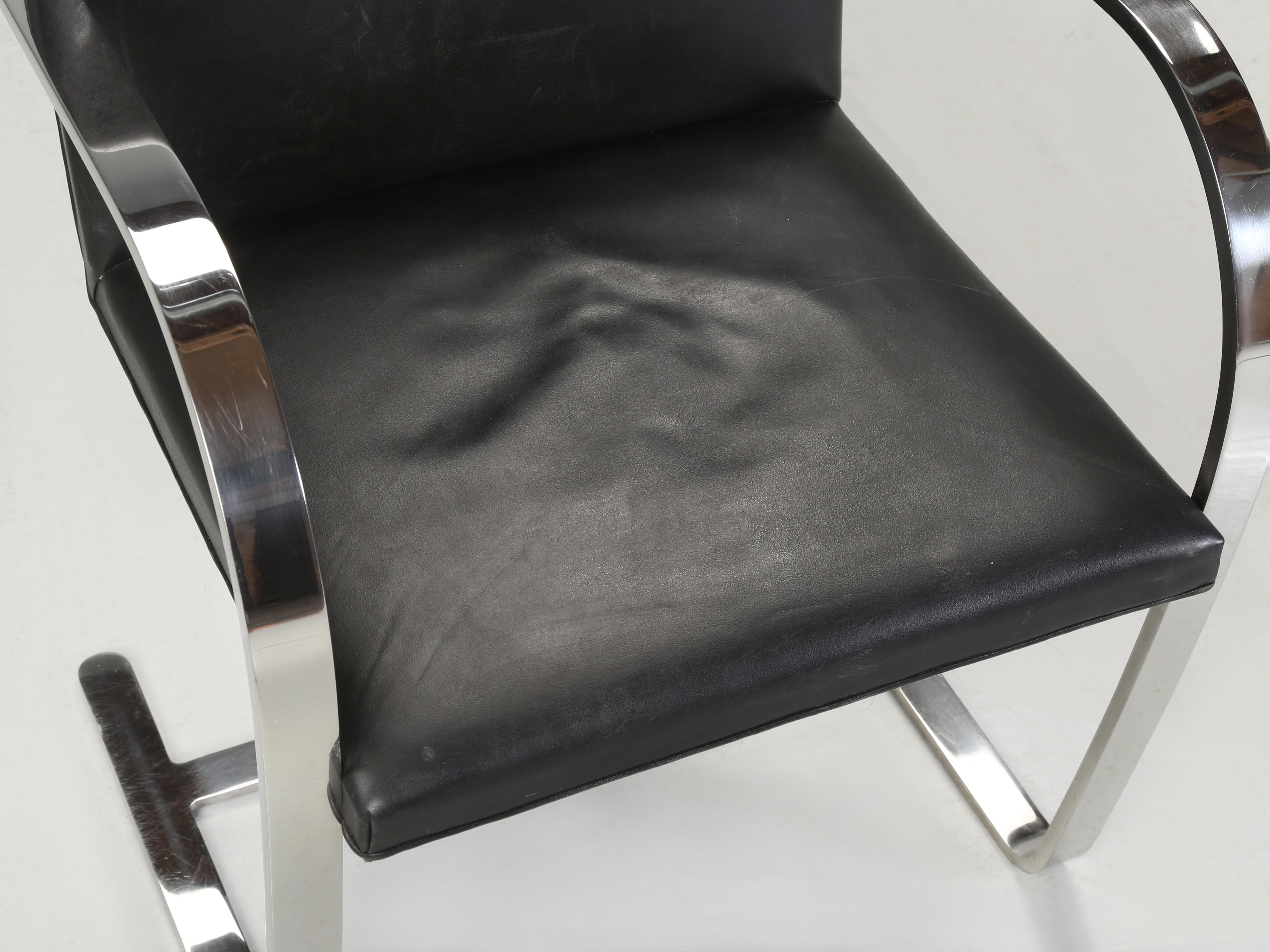 Américain Paire de chaises Mies van der Rohe Brno Flat Bar en cuir noir c1960 non restaurées en vente