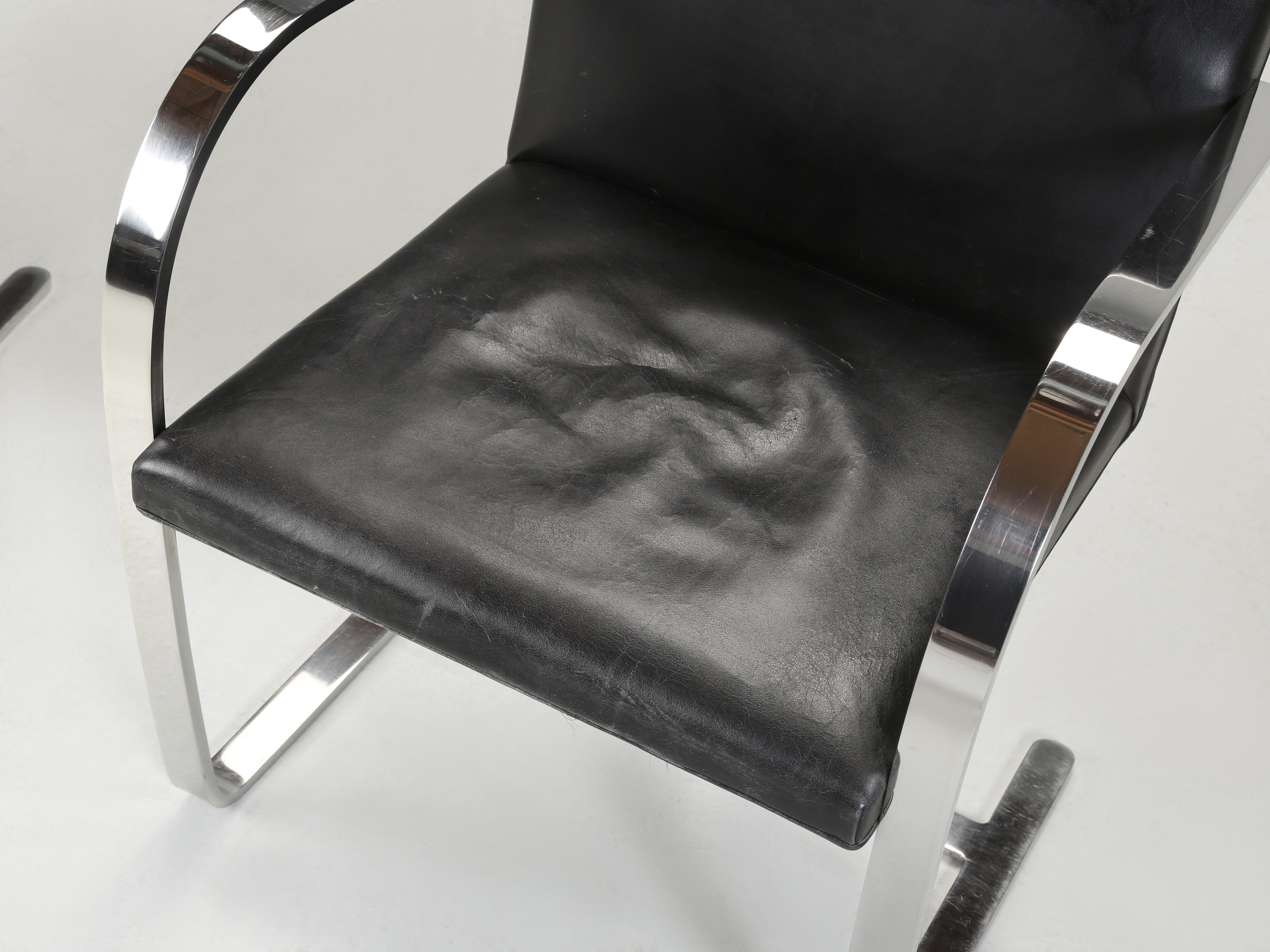 Fait à la machine Paire de chaises Mies van der Rohe Brno Flat Bar en cuir noir c1960 non restaurées en vente