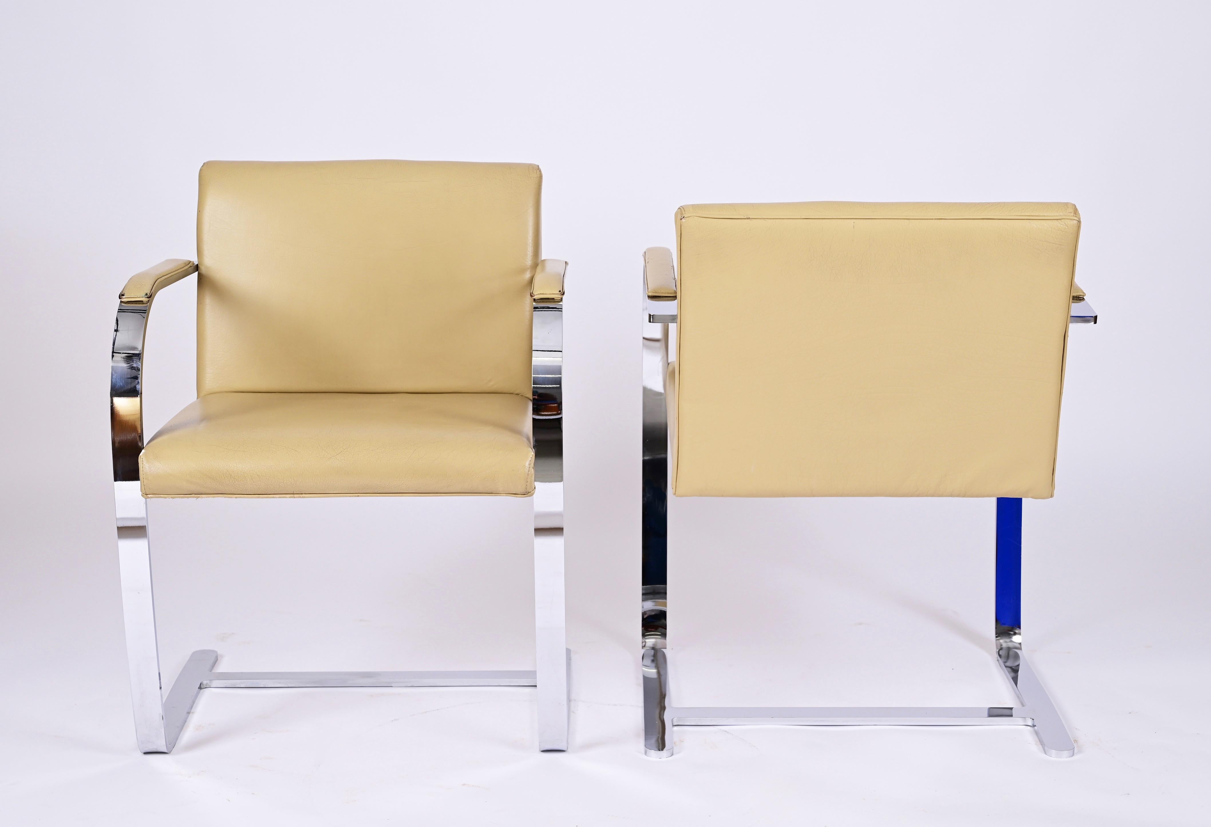Paire de chaises en cuir Flat Bar 255 de Mies Van Der Rohe Brno du milieu du siècle dernier, 1970 en vente 2