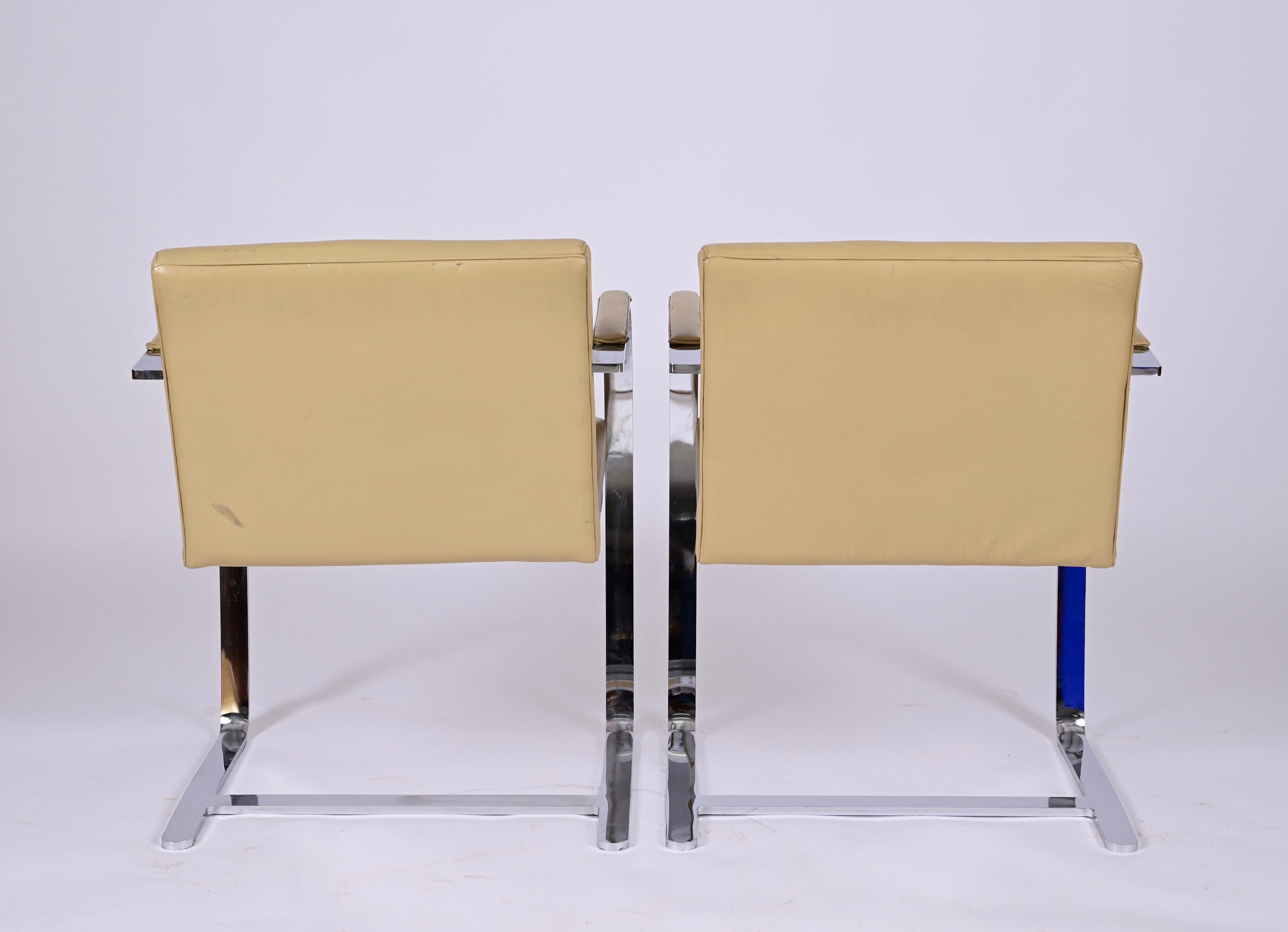Paire de chaises en cuir Flat Bar 255 de Mies Van Der Rohe Brno du milieu du siècle dernier, 1970 en vente 3