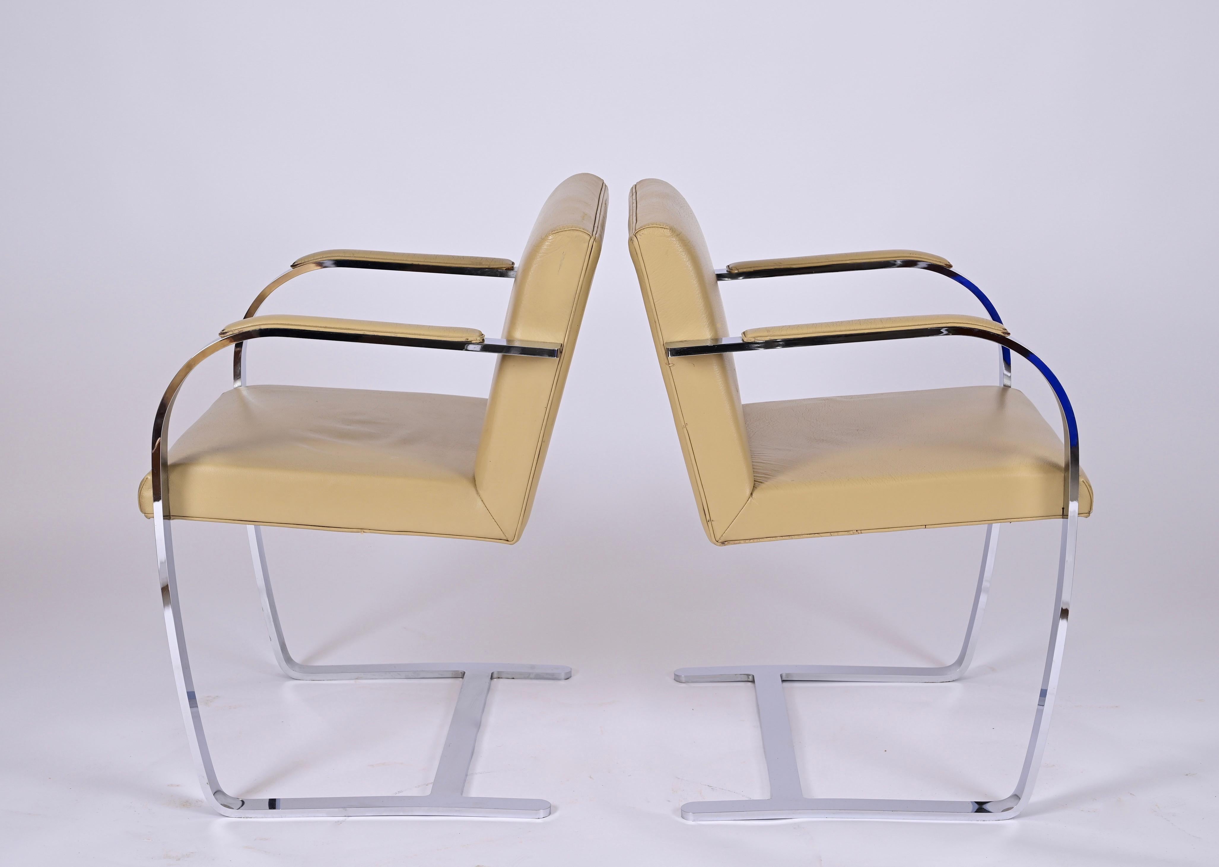 Paire de chaises en cuir Flat Bar 255 de Mies Van Der Rohe Brno du milieu du siècle dernier, 1970 en vente 4