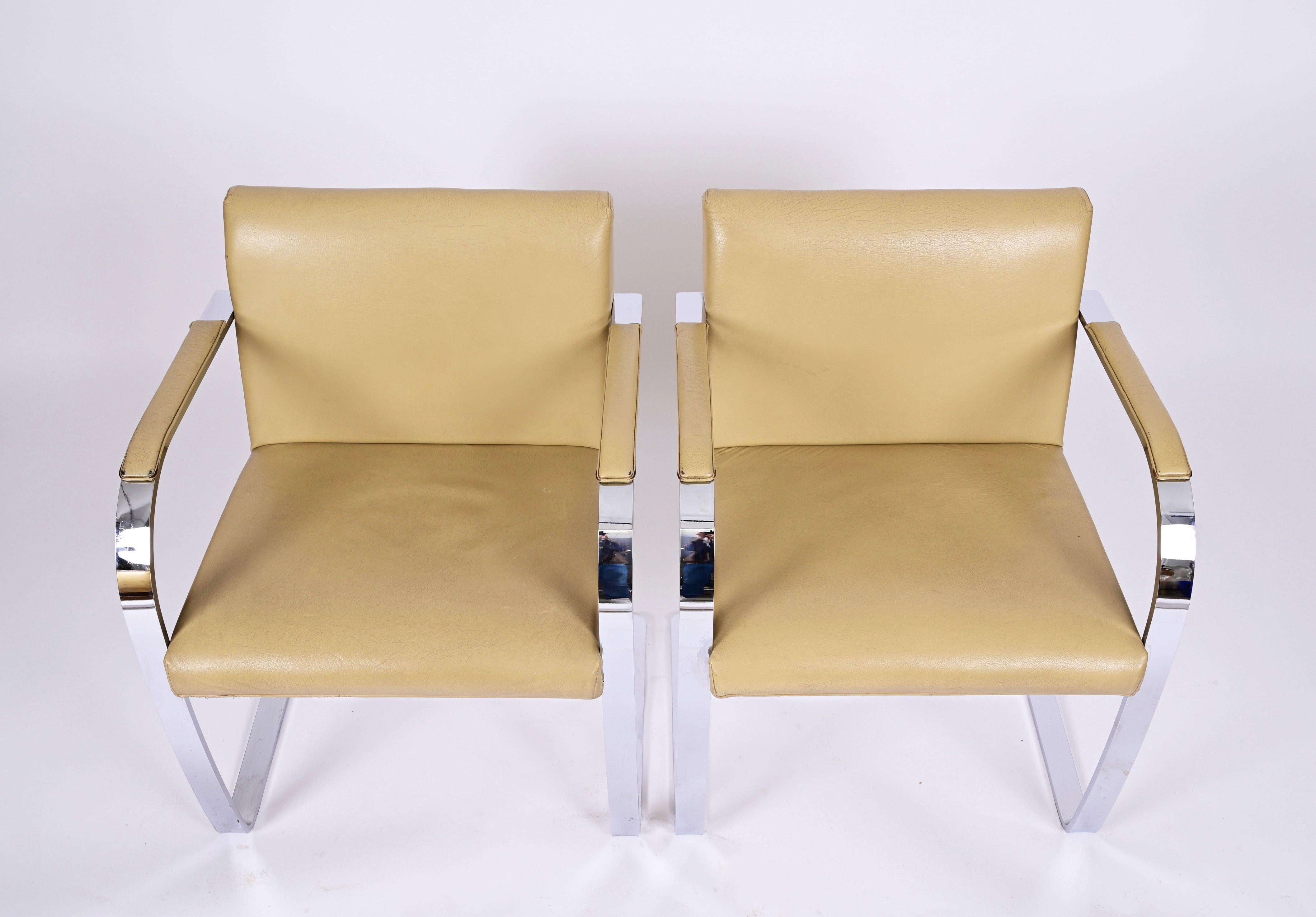 Paire de chaises en cuir Flat Bar 255 de Mies Van Der Rohe Brno du milieu du siècle dernier, 1970 en vente 6