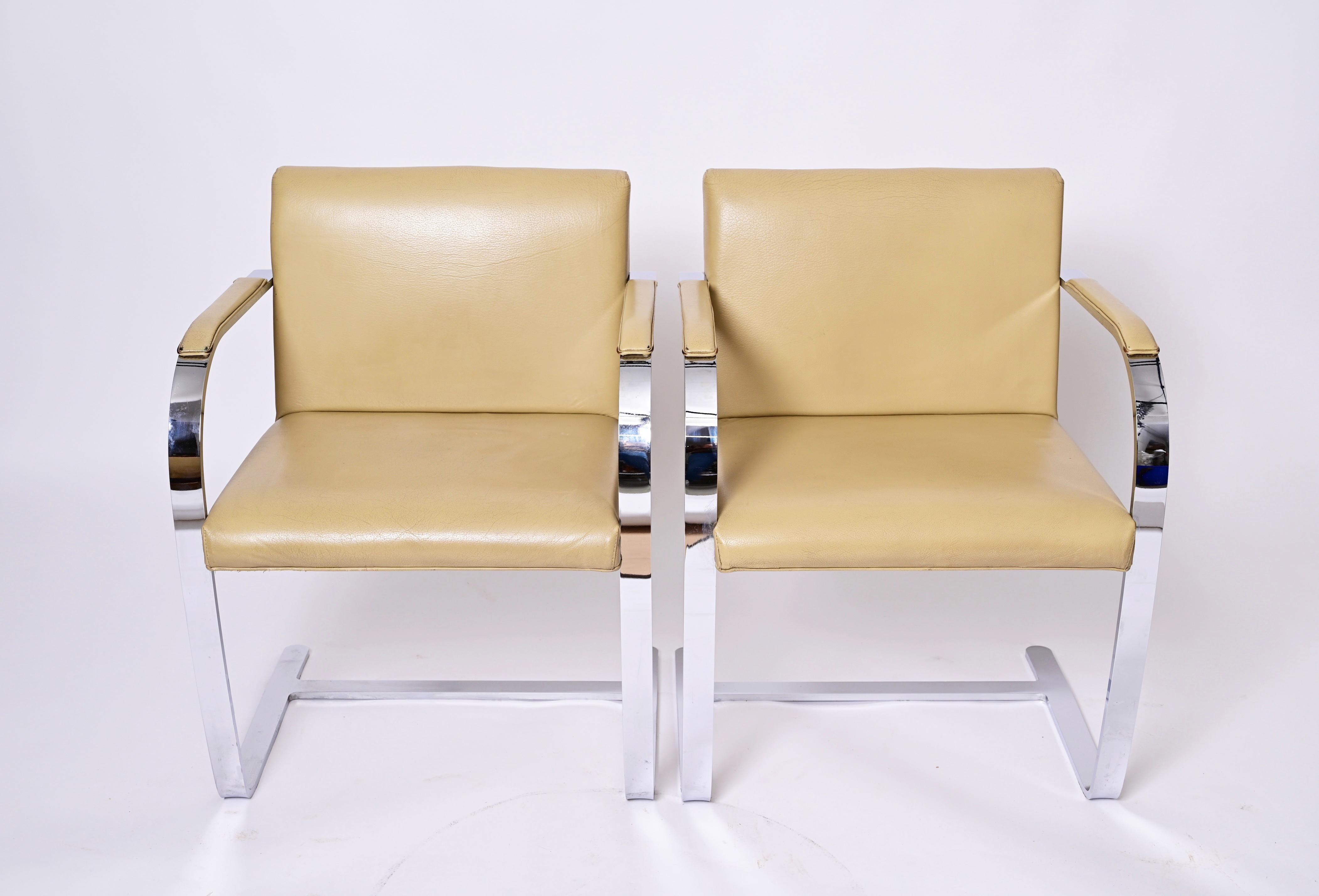 Paire de chaises en cuir Flat Bar 255 de Mies Van Der Rohe Brno du milieu du siècle dernier, 1970 en vente 7