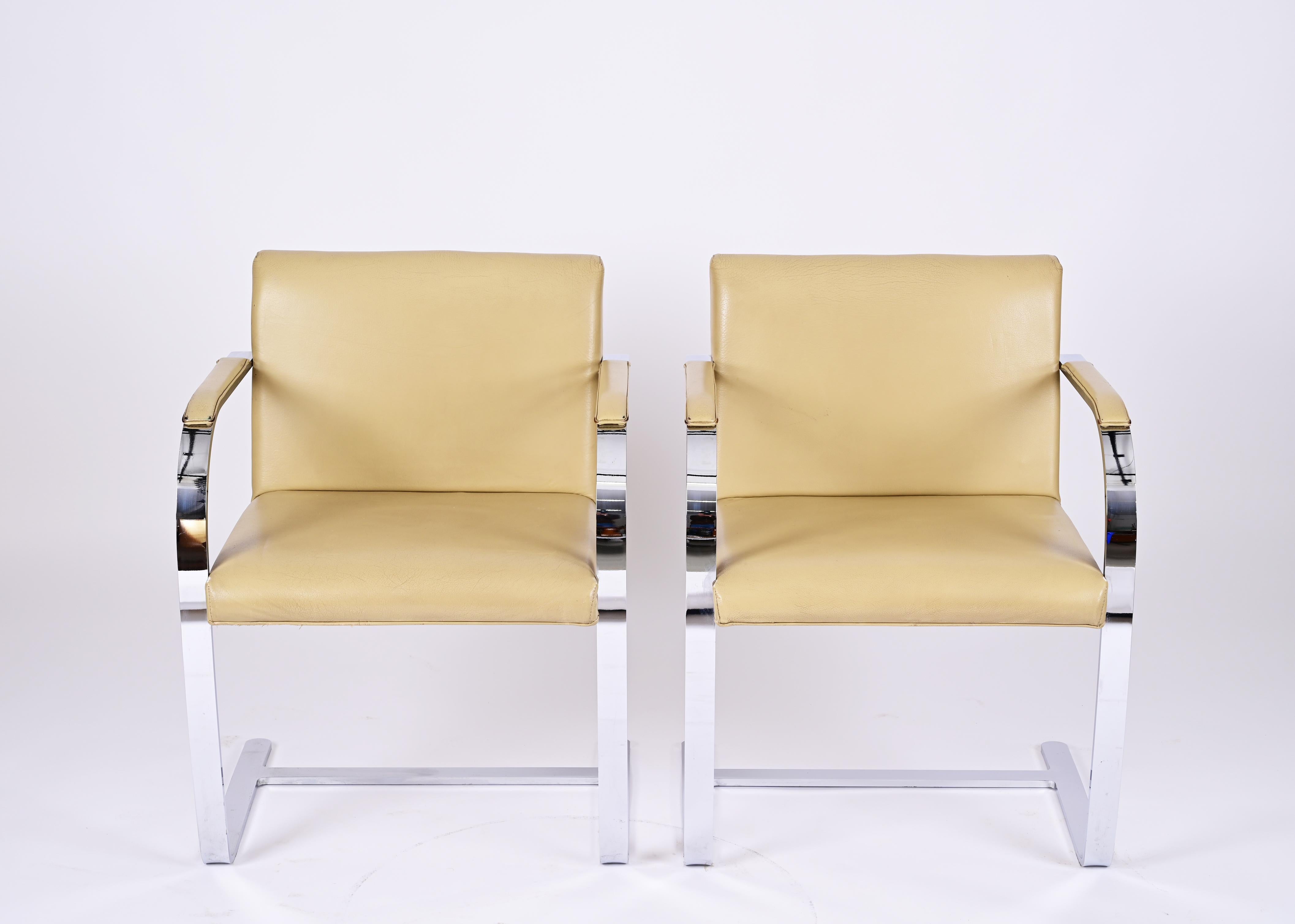 Mid-Century Modern Paire de chaises en cuir Flat Bar 255 de Mies Van Der Rohe Brno du milieu du siècle dernier, 1970 en vente