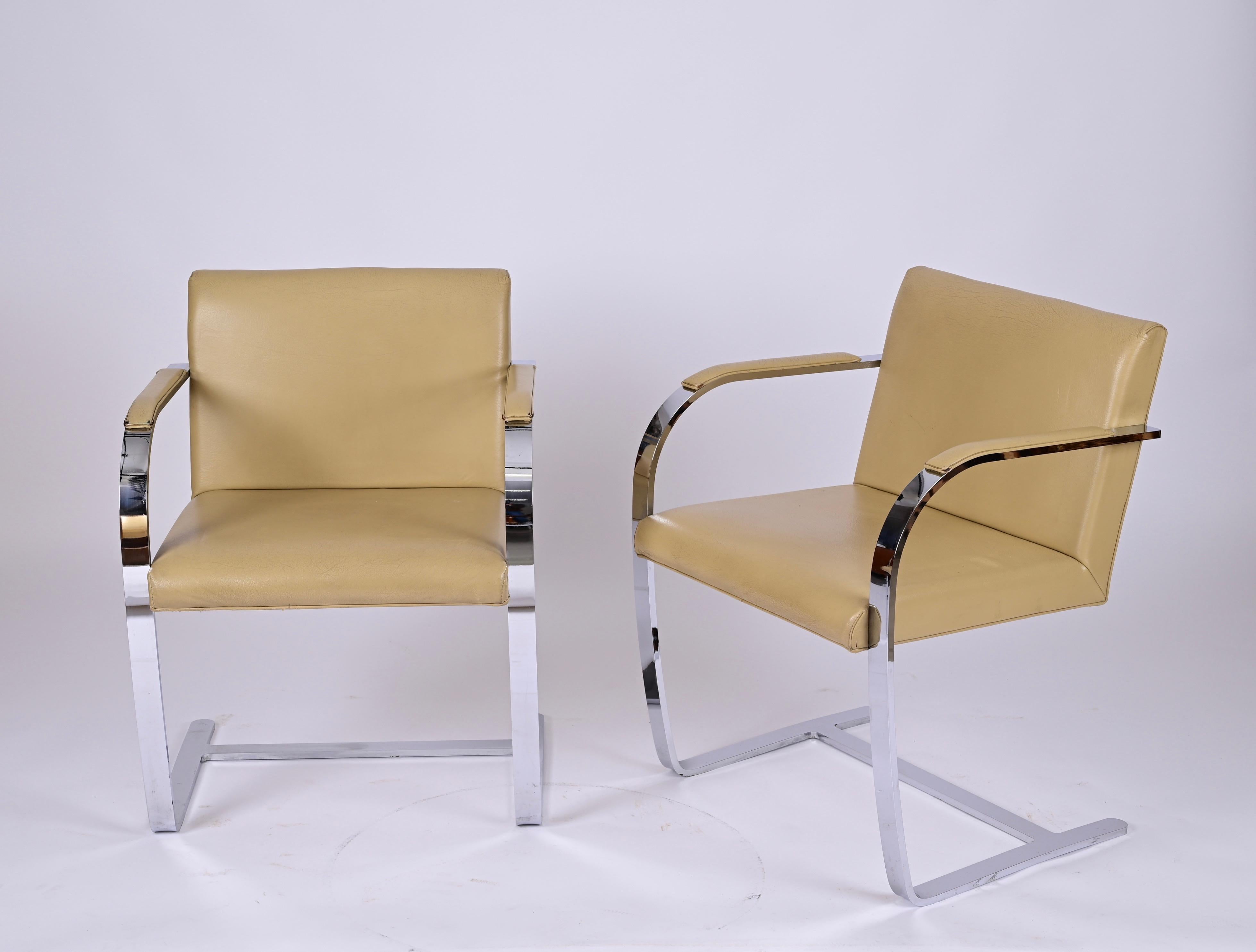 Poli Paire de chaises en cuir Flat Bar 255 de Mies Van Der Rohe Brno du milieu du siècle dernier, 1970 en vente