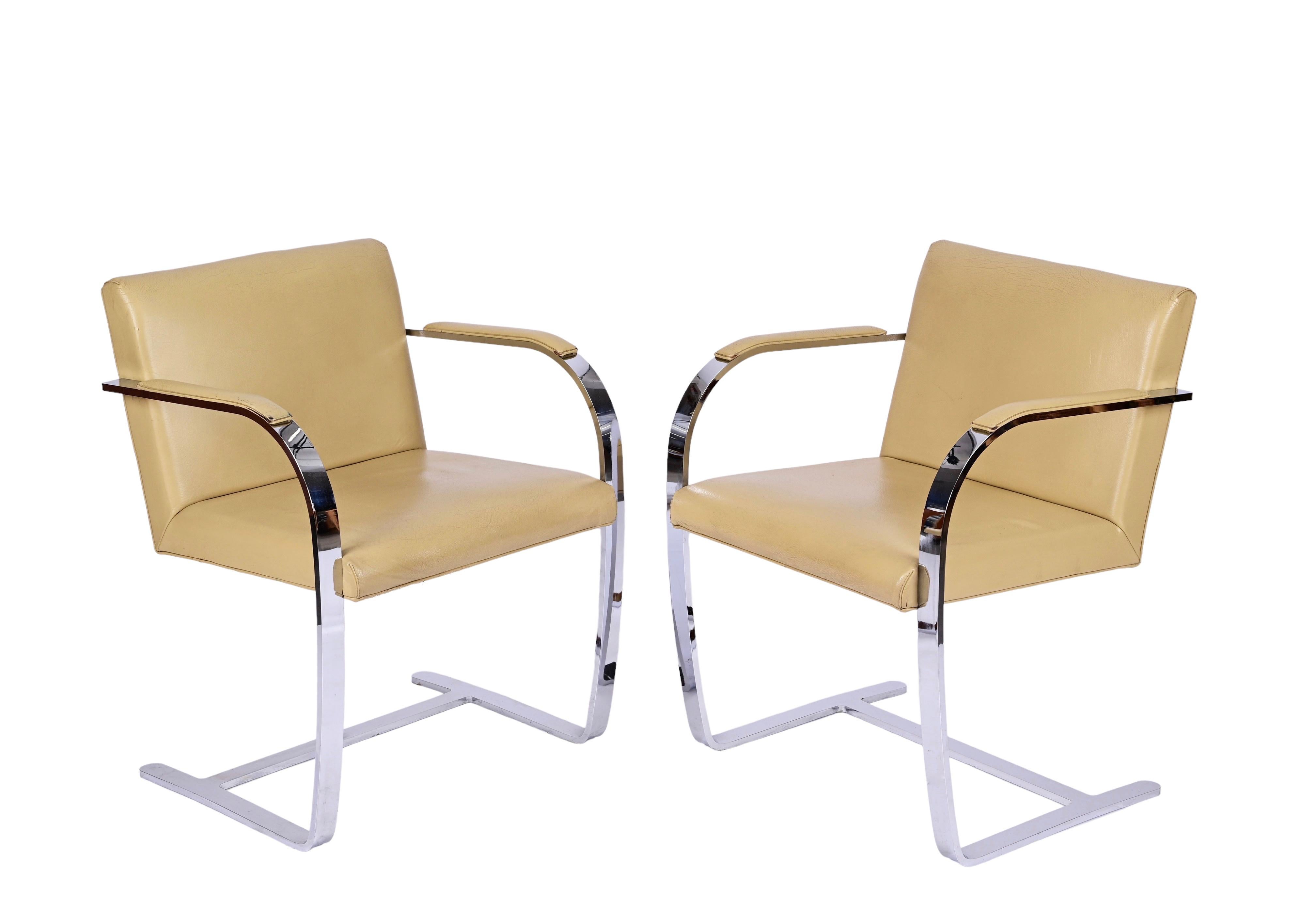20ième siècle Paire de chaises en cuir Flat Bar 255 de Mies Van Der Rohe Brno du milieu du siècle dernier, 1970 en vente
