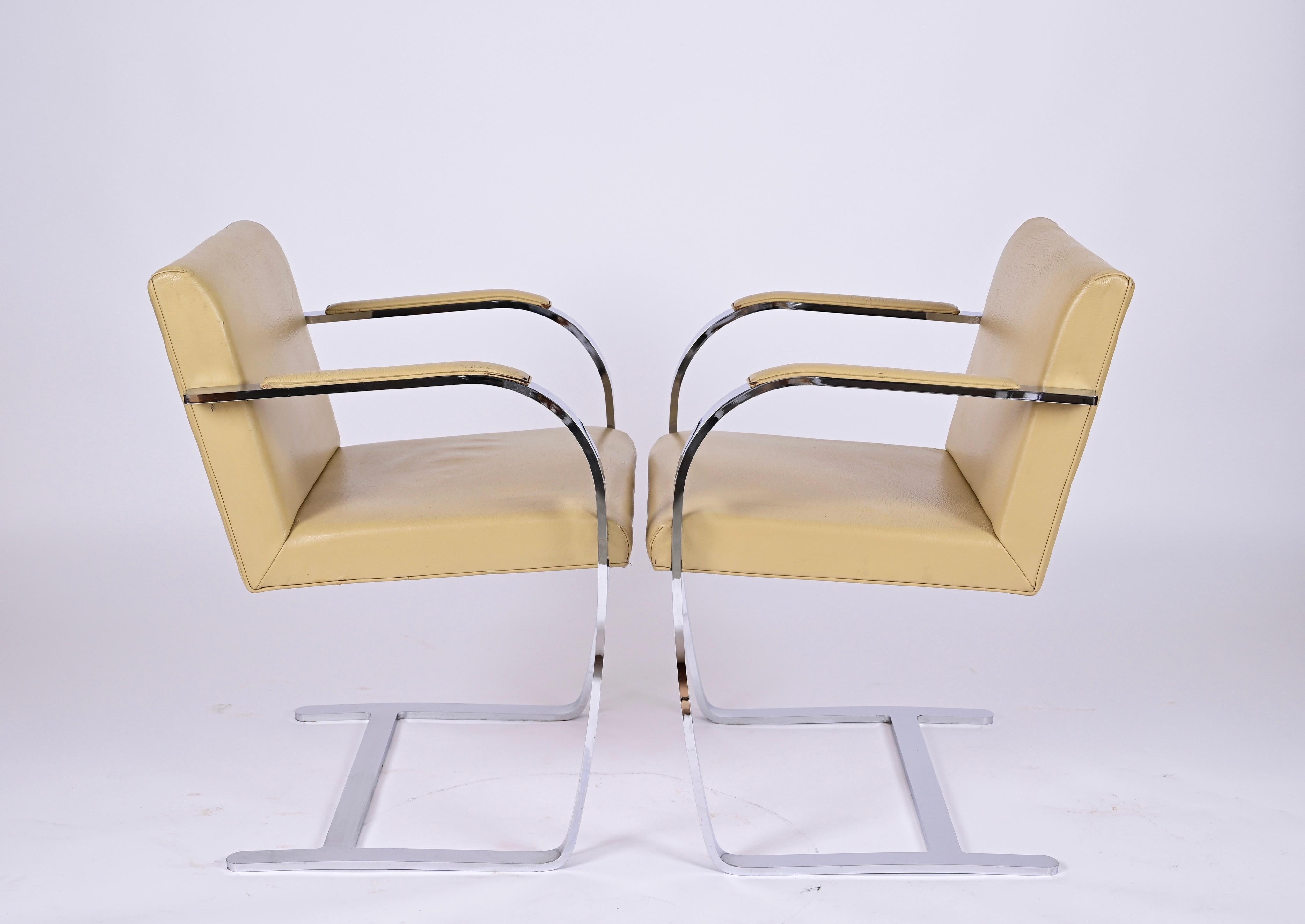 Paire de chaises en cuir Flat Bar 255 de Mies Van Der Rohe Brno du milieu du siècle dernier, 1970 en vente 1