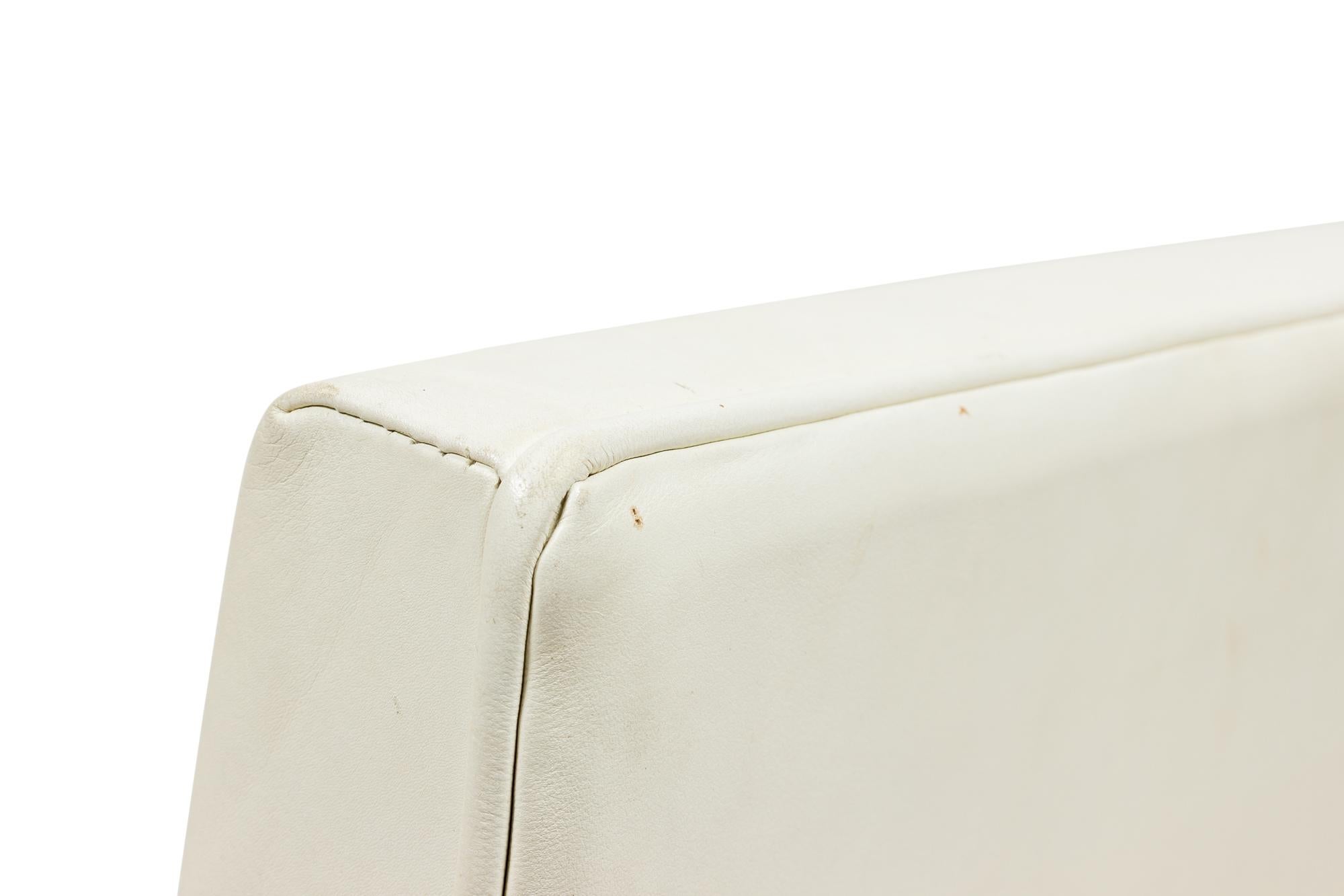 Mies van der Rohe für Knoll ''Brno'' Sessel aus weißem Leder und Chromrohr, Paar (Metall) im Angebot