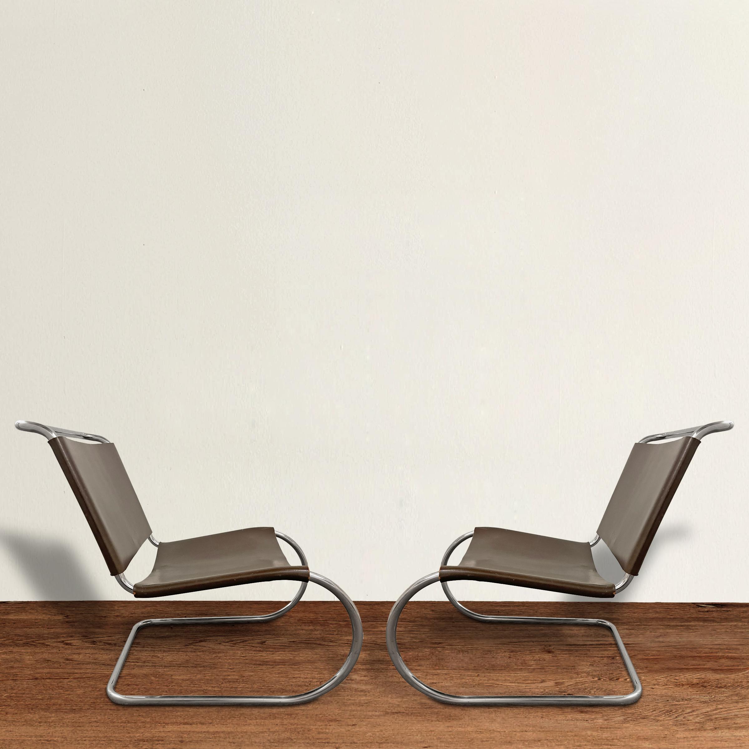 Ein seltenes Paar von Mies van der Rohe für Knoll MR 30/5 Lounge Chairs aus verchromten Stahlrohrrahmen und mit ihren originalen braunen Sattelledersitzen und -lehnen. Jeder Stuhl ist mit dem Originalaufkleber von Knoll versehen. Dieser Stuhl wird