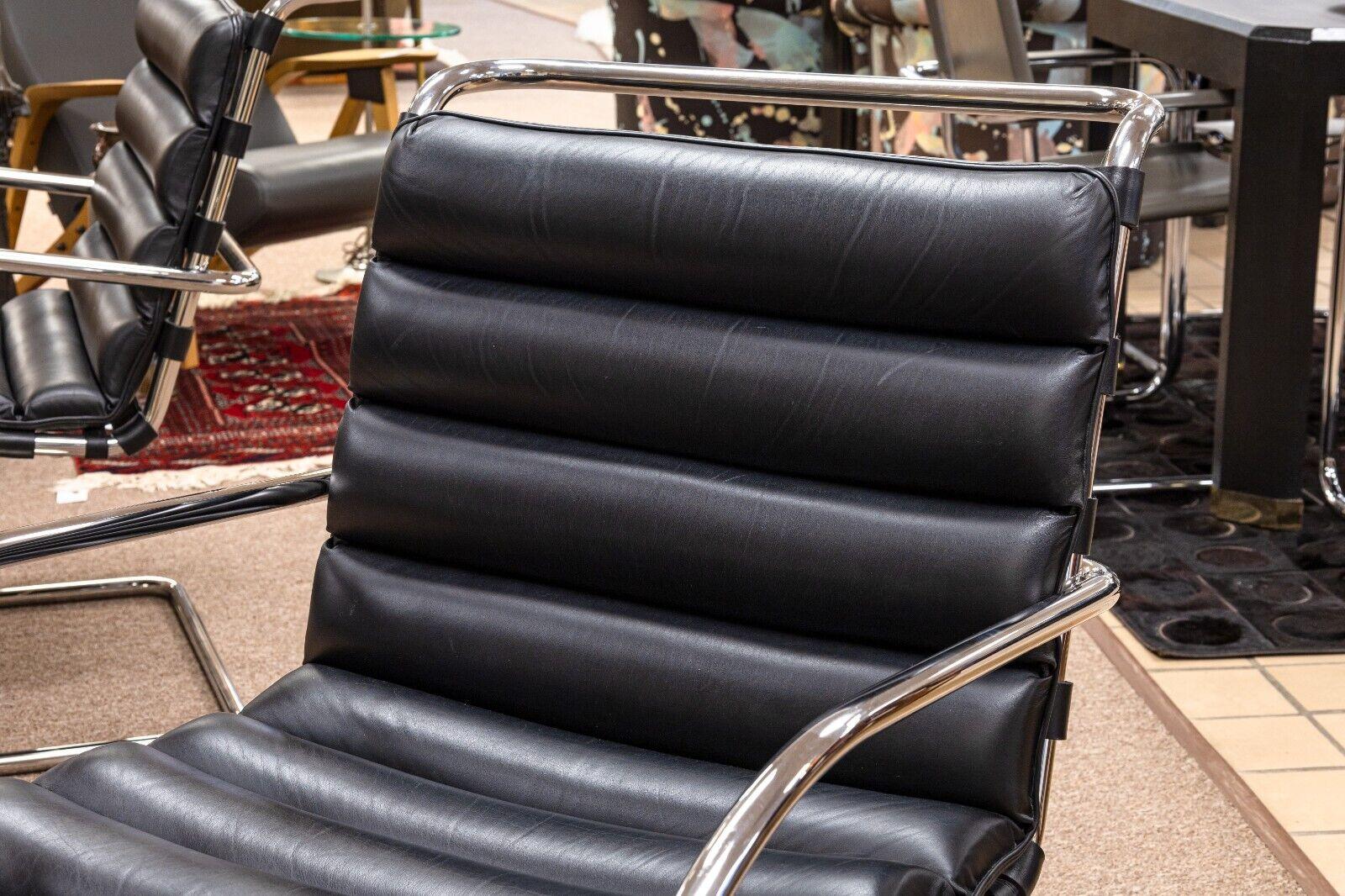 Pair of Mies Van der Rohe Mid Century Modern Black Leather MR Lounge Chairs In Good Condition In Keego Harbor, MI