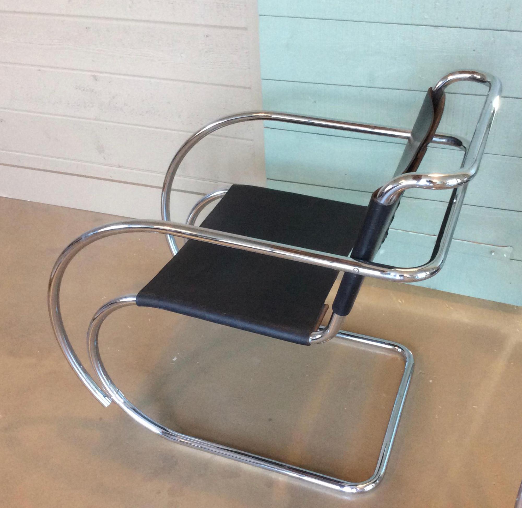 Bauhaus Pair of Mies van der Rohe MR Lounge Chairs in Black Leather and Chrome