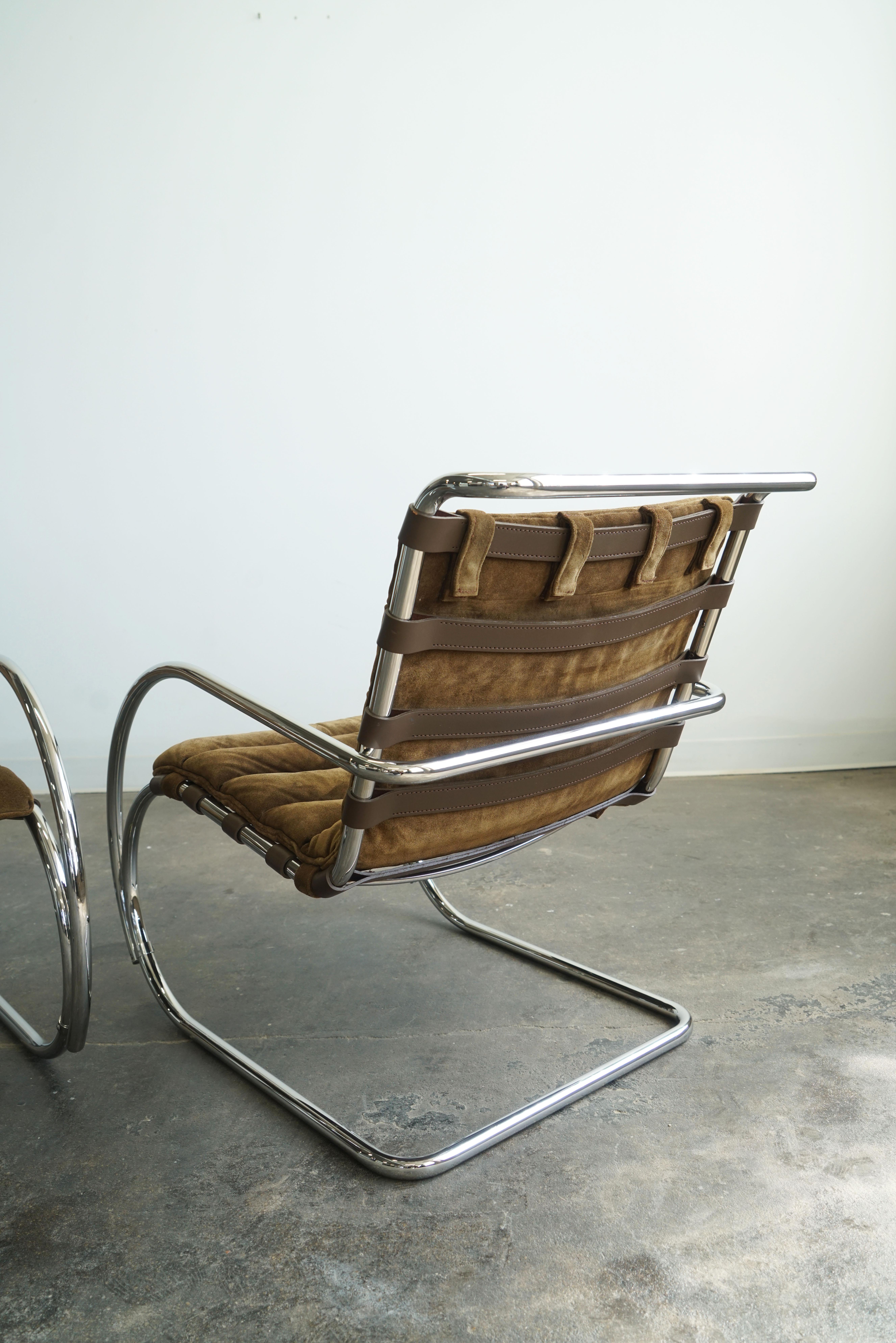 Pair of Mies Van der Rohe MR Lounge Chairs with arms for Knoll, brown suede  For Sale 5