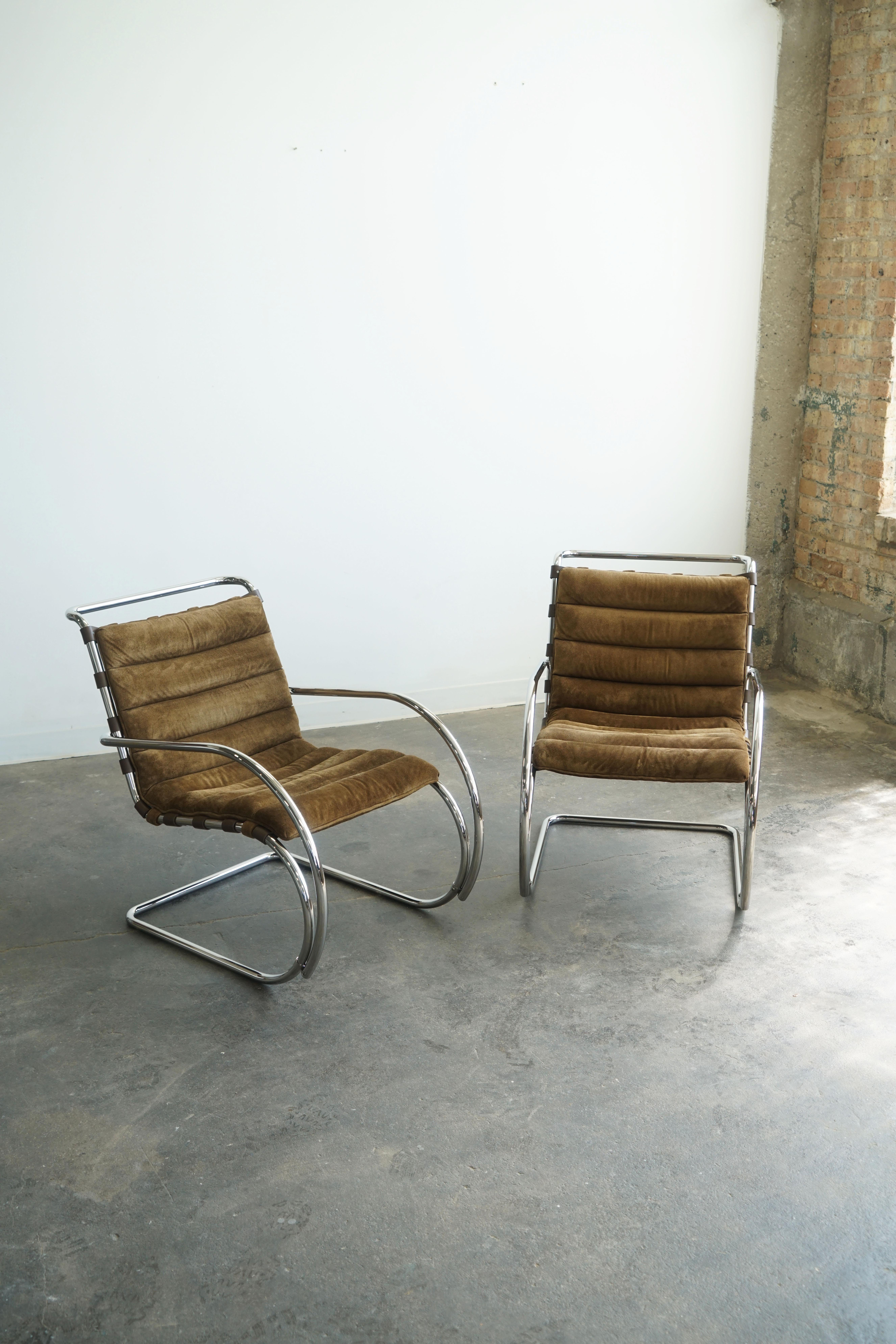 Paire de chaises longues avec accoudoirs conçues par Mies Van Der Rohe pour Knoll.
Coussin d'assise en daim marron / cadre en acier tubulaire chromé
Sangles en cuir 
Étiquettes du fabricant Knoll datant de : Nov 1982
Conçu à l'origine en 1927.

Le