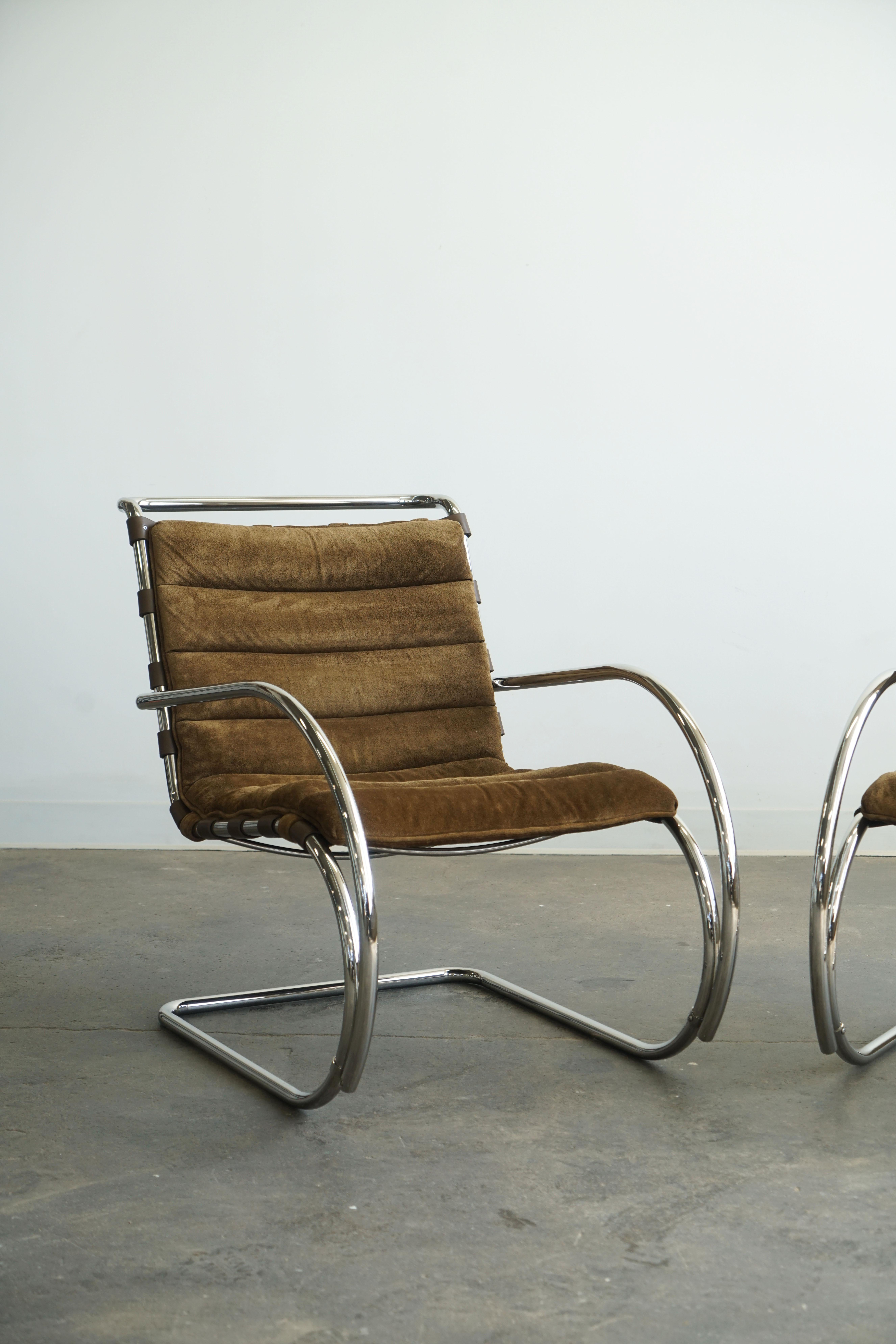 Mid-Century Modern Pair of Mies Van der Rohe MR Lounge Chairs with arms for Knoll, brown suede  For Sale