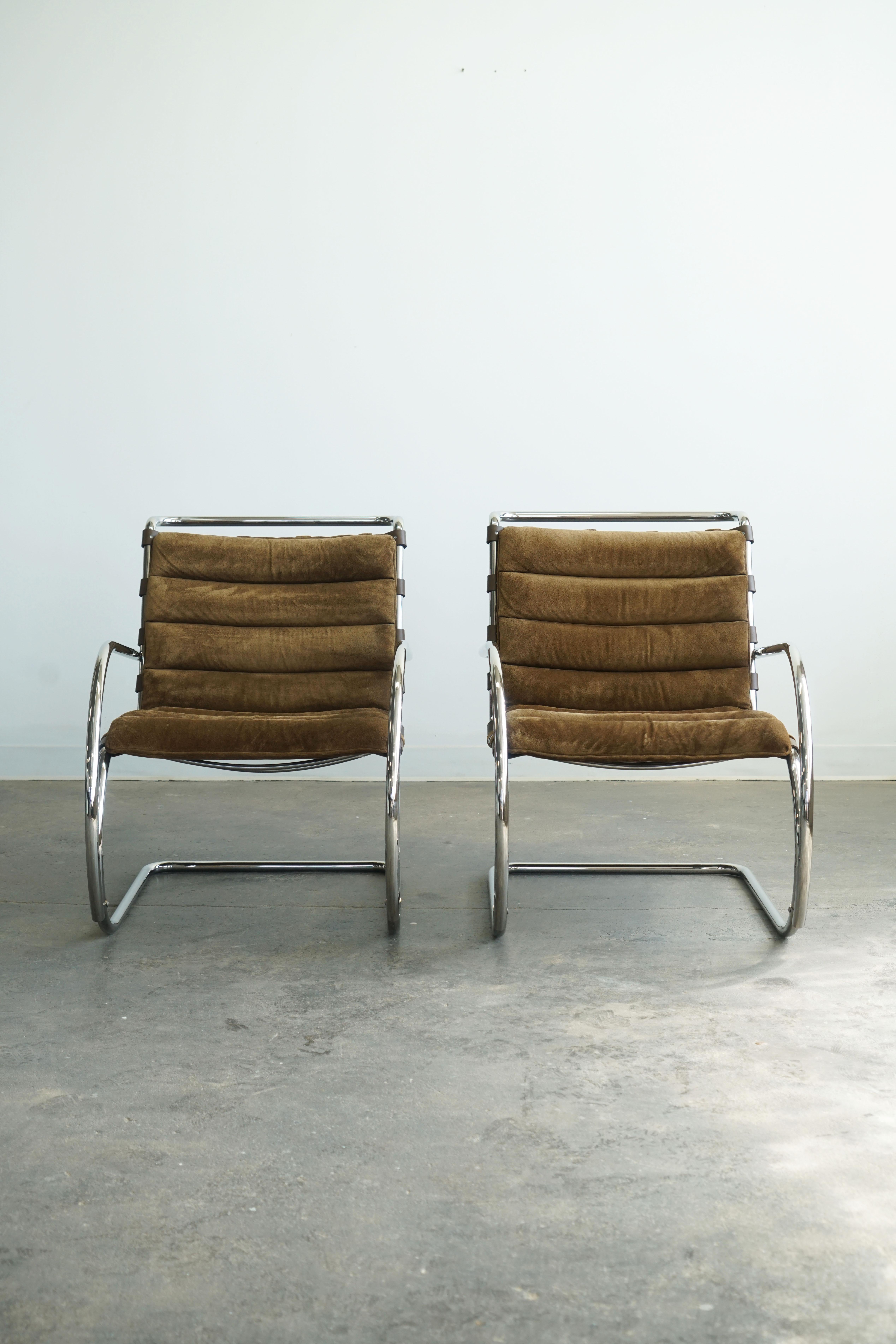 North American Pair of Mies Van der Rohe MR Lounge Chairs with arms for Knoll, brown suede  For Sale