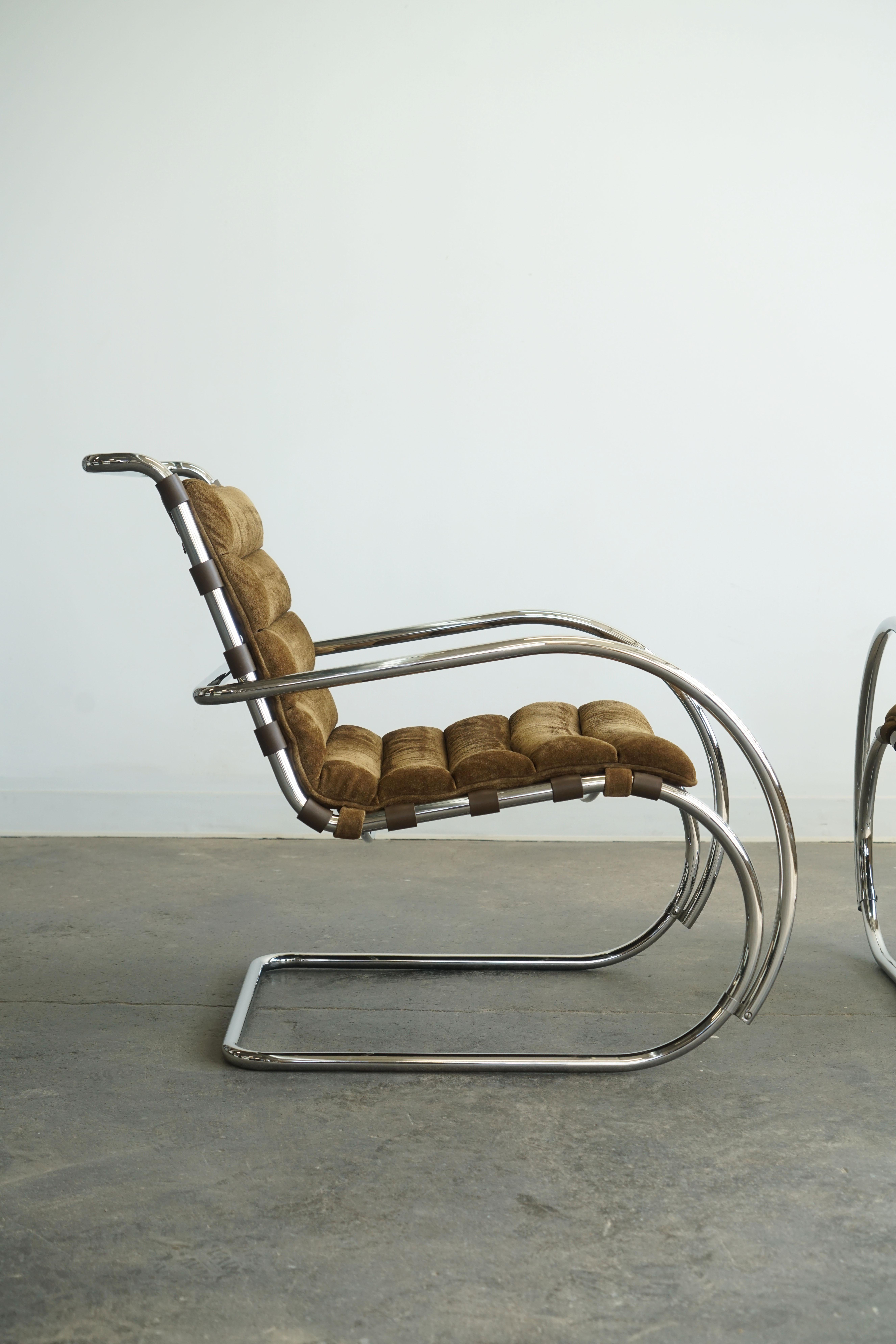 Late 20th Century Pair of Mies Van der Rohe MR Lounge Chairs with arms for Knoll, brown suede  For Sale
