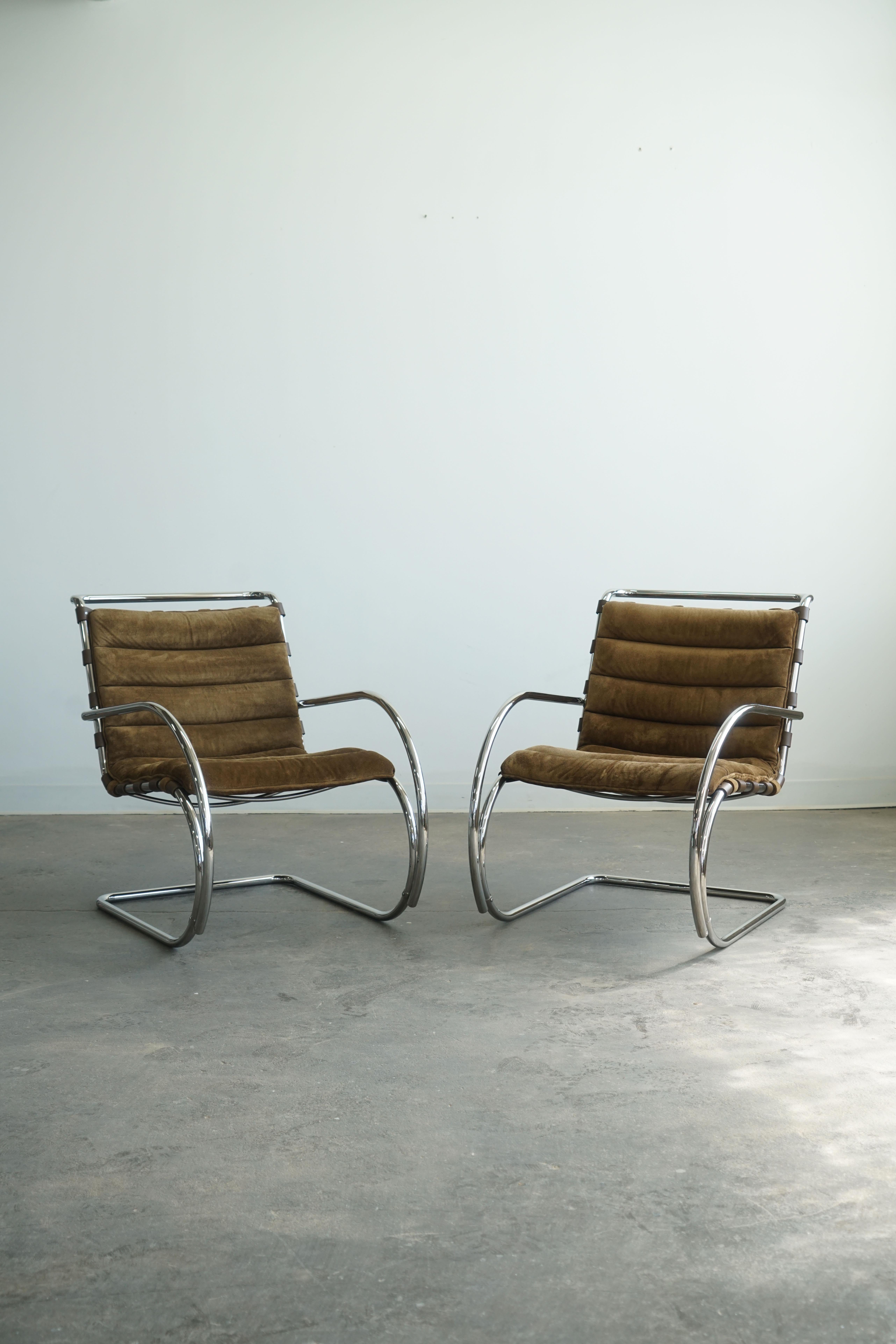 Pair of Mies Van der Rohe MR Lounge Chairs with arms for Knoll, brown suede  For Sale 1