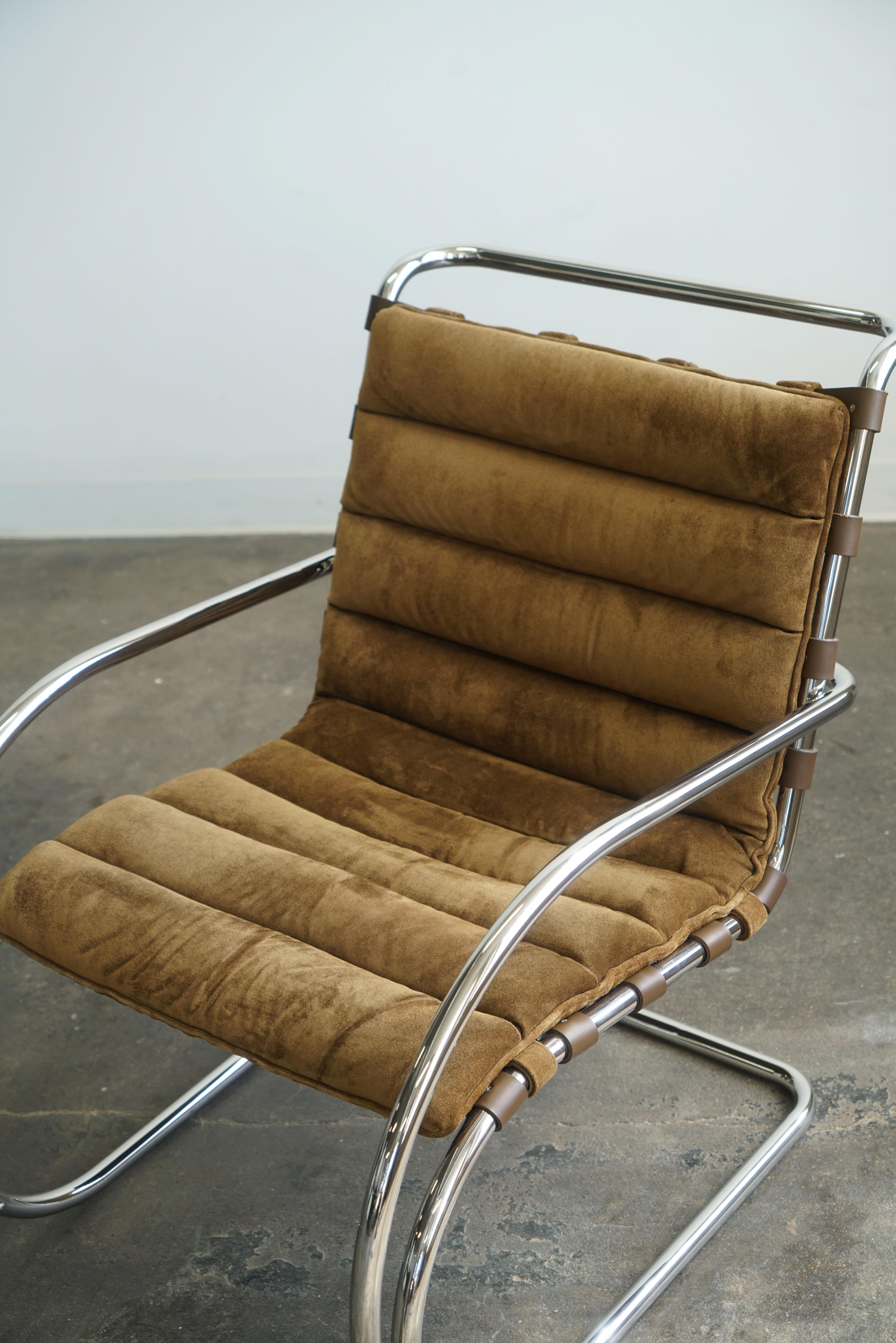 Late 20th Century Pair of Mies Van der Rohe MR Lounge Chairs with arms for Knoll, brown suede