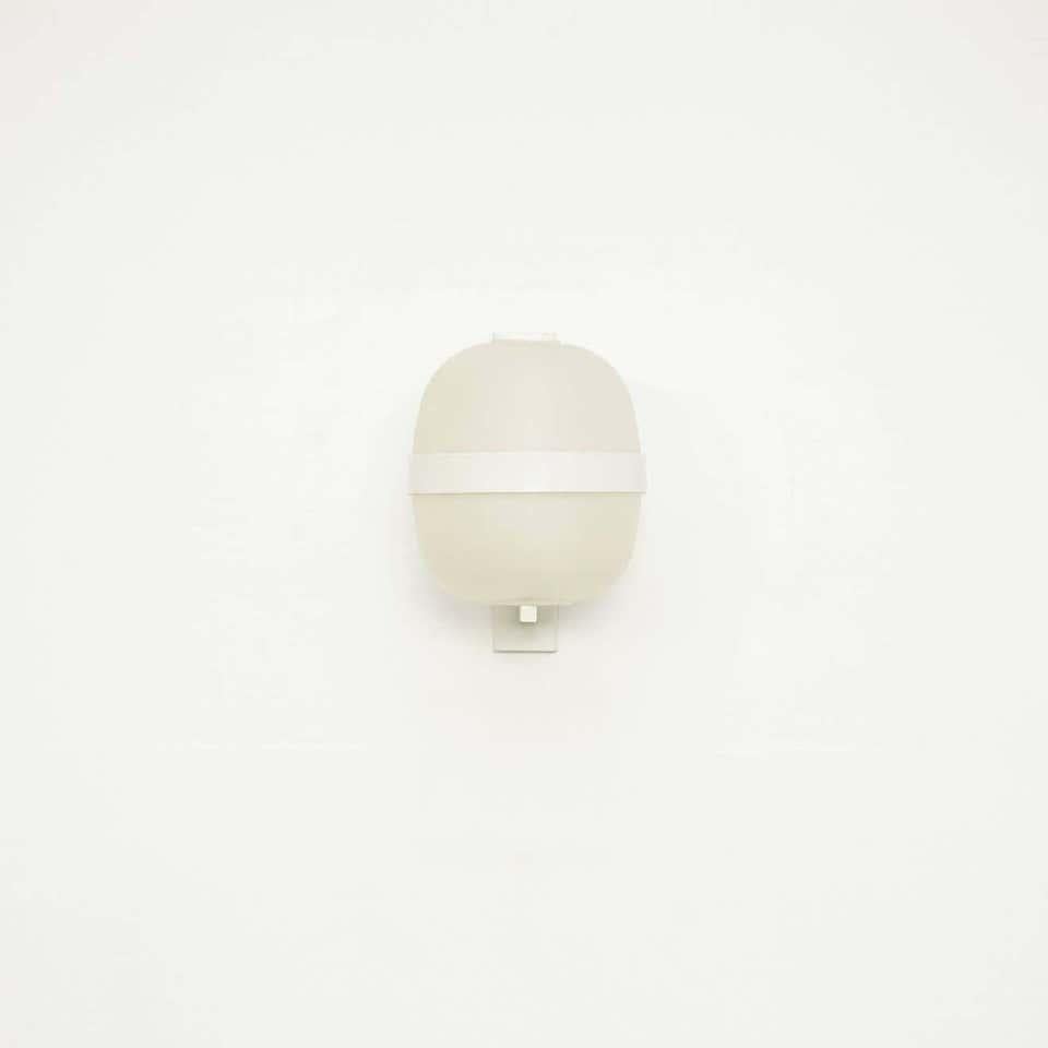 Wally Aplique-Lampe, entworfen von Miguel Mila.
Hergestellt von Tramo (Spanien), ca. 1962.
Metallstruktur und Kunststoffschirm. 

In gutem Originalzustand mit geringen alters- und gebrauchsbedingten Abnutzungserscheinungen, die eine schöne