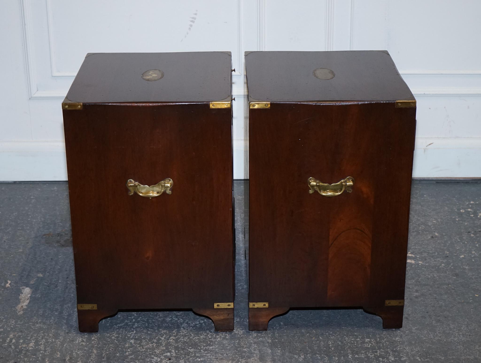 PAIR OF MILITARY CAMPAIGN BEVAN FUNELL BEDSIDE TABLES NiGHTSTANDS TWO DRAWERS For Sale 3
