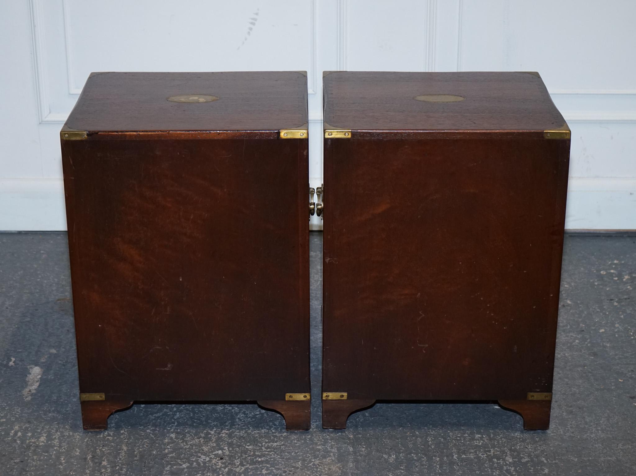 PAIR OF MILITARY CAMPAIGN BEVAN FUNELL BEDSIDE TABLES NiGHTSTANDS TWO DRAWERS For Sale 5
