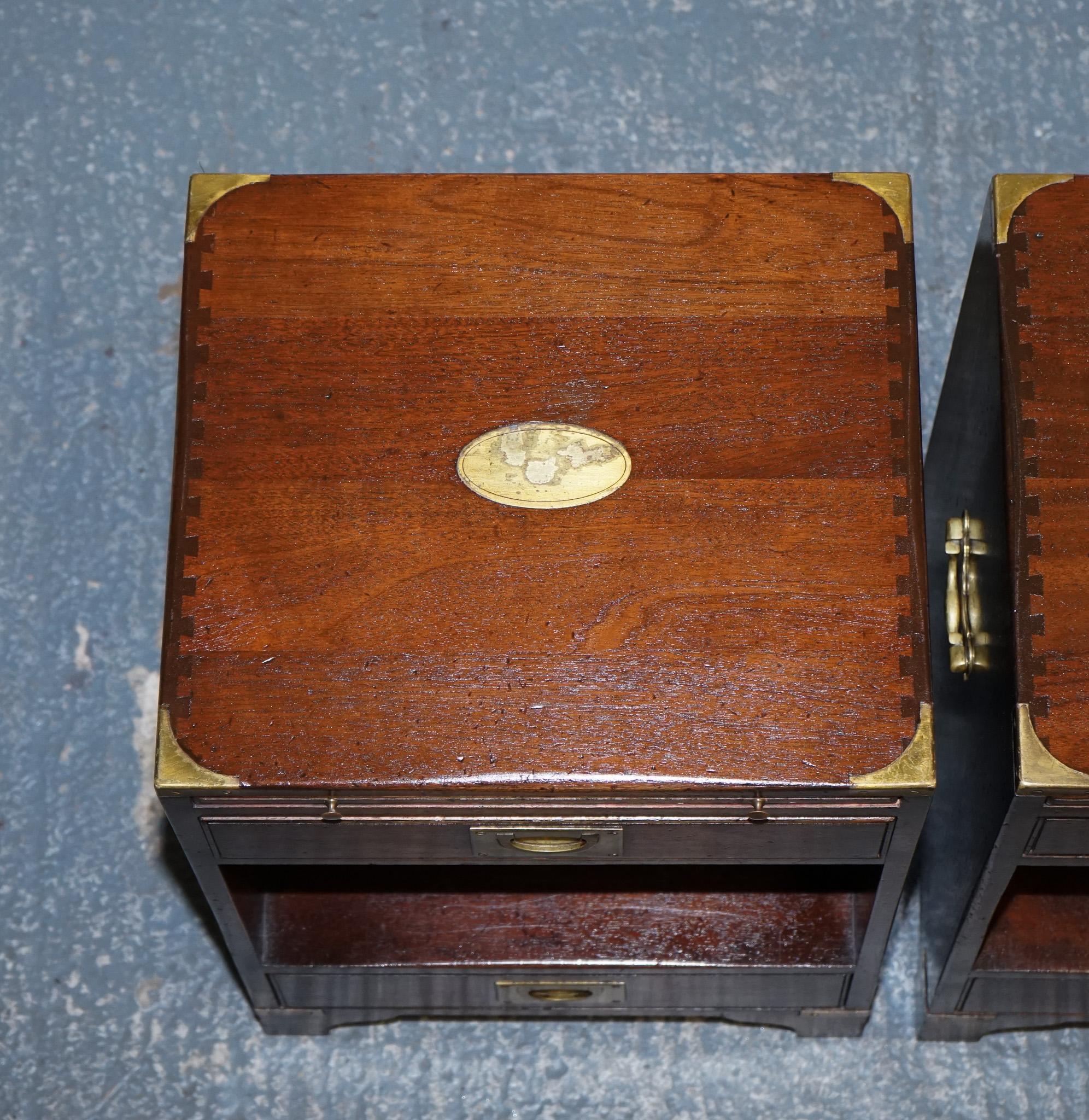 PAIR OF MILITARY CAMPAIGN BEVAN FUNELL BEDSIDE TABLES NiGHTSTANDS TWO DRAWERS For Sale 7