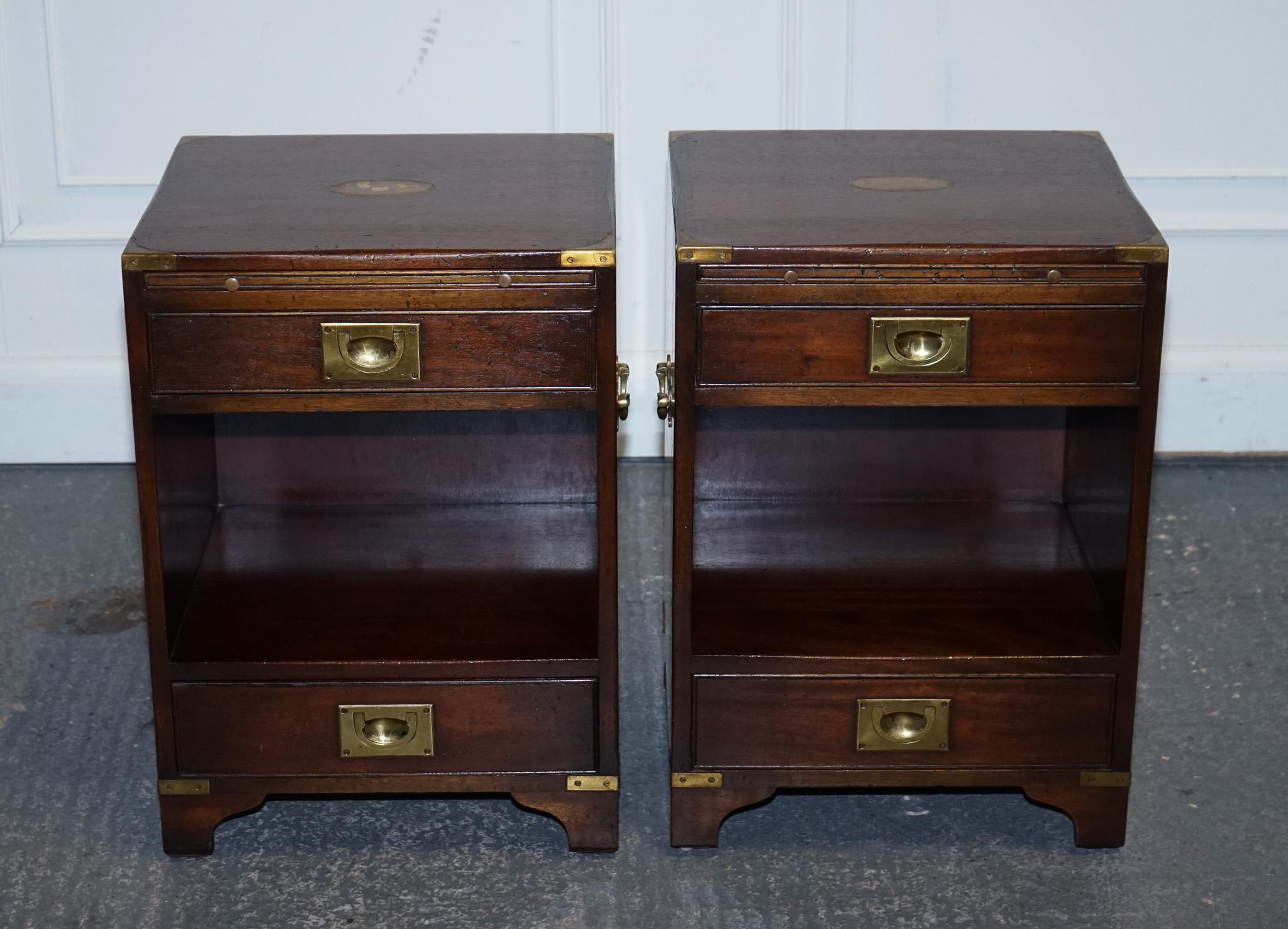 PAIR OF MILITARY CAMPAIGN BEVAN FUNELL BEDSIDE TABLES NiGHTSTANDS TWO DRAWERS In Good Condition For Sale In Pulborough, GB