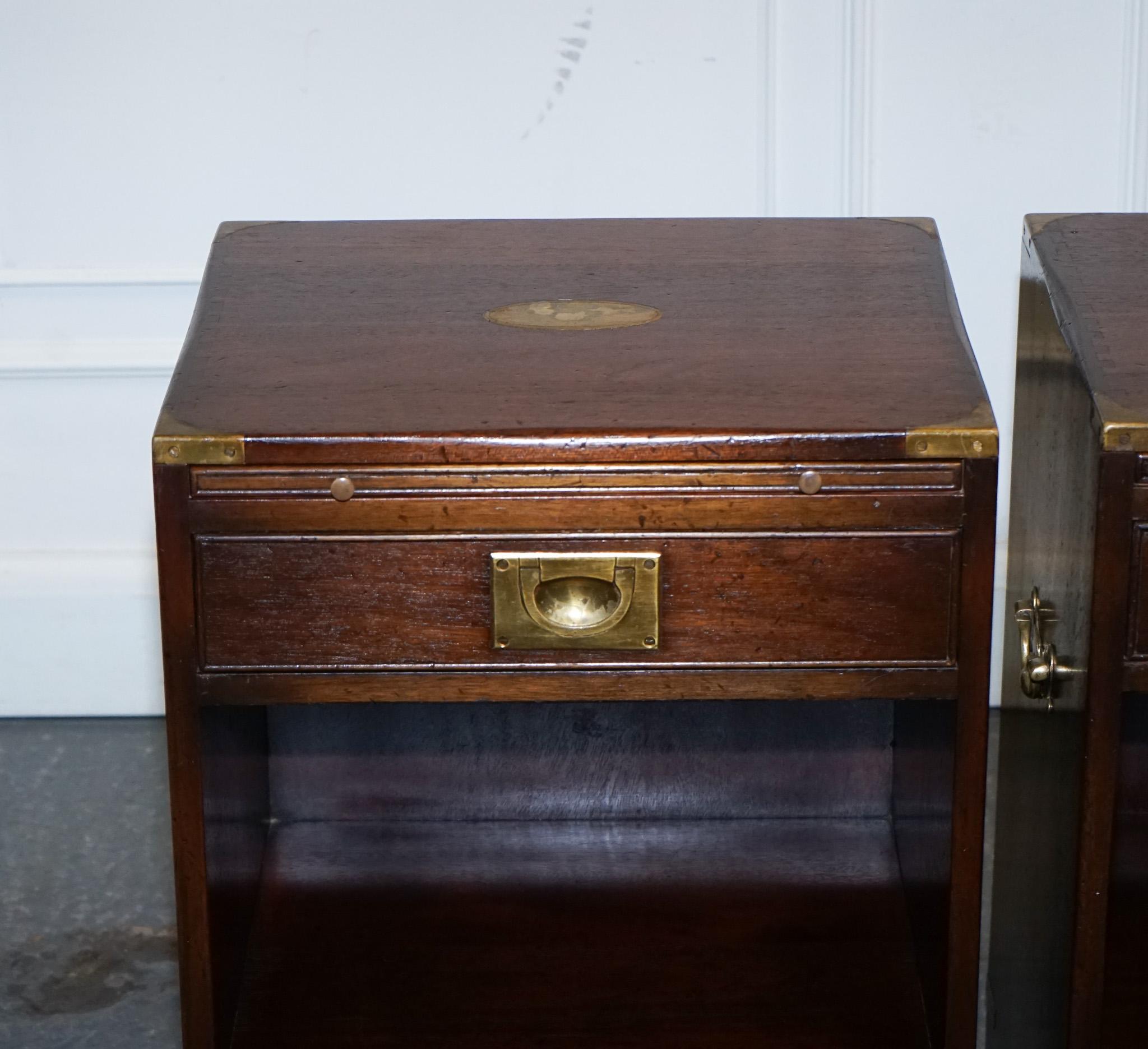 20th Century PAIR OF MILITARY CAMPAIGN BEVAN FUNELL BEDSIDE TABLES NiGHTSTANDS TWO DRAWERS For Sale