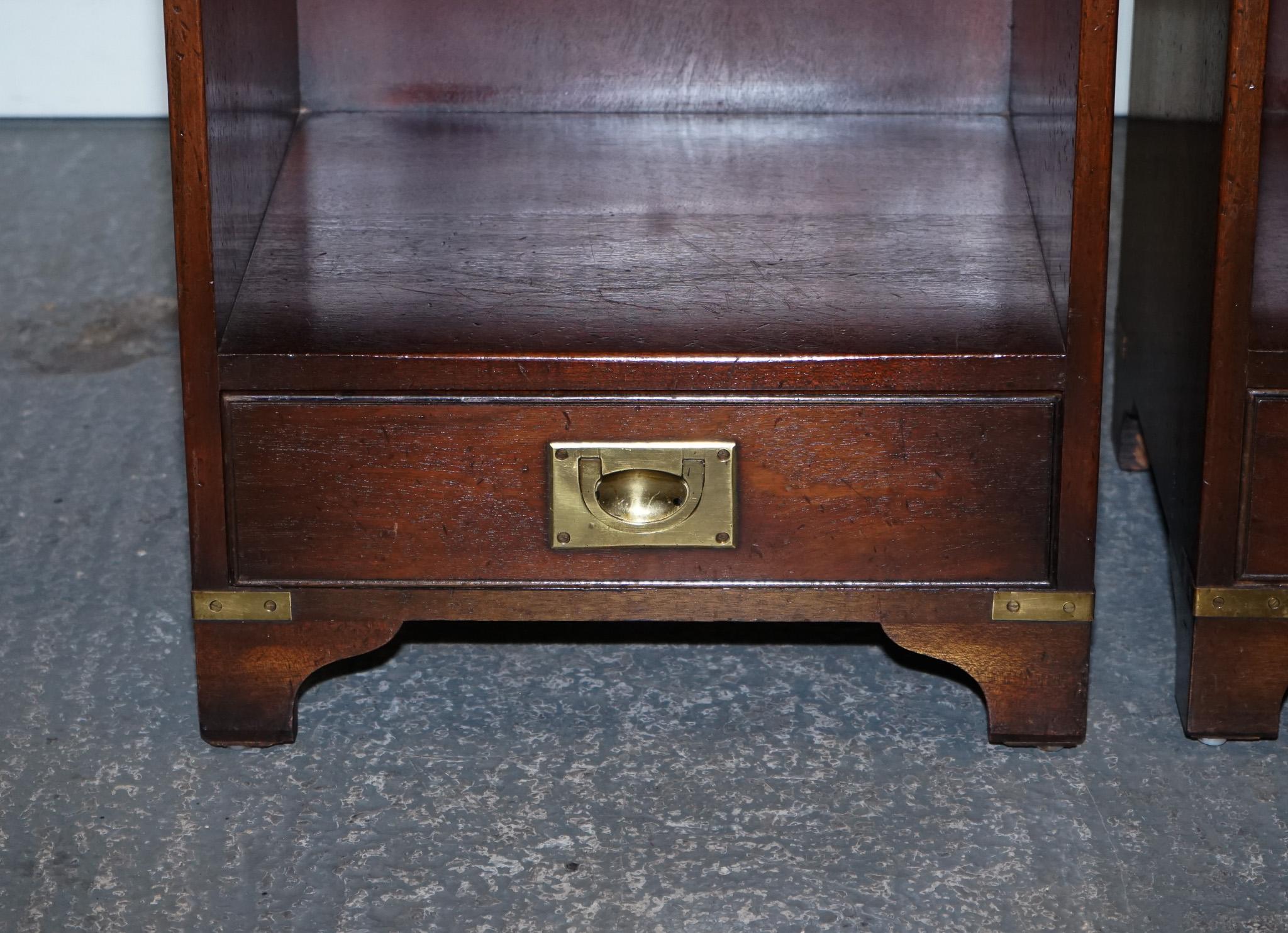 PAIR OF MILITARY CAMPAIGN BEVAN FUNELL BEDSIDE TABLES NiGHTSTANDS TWO DRAWERS For Sale 1