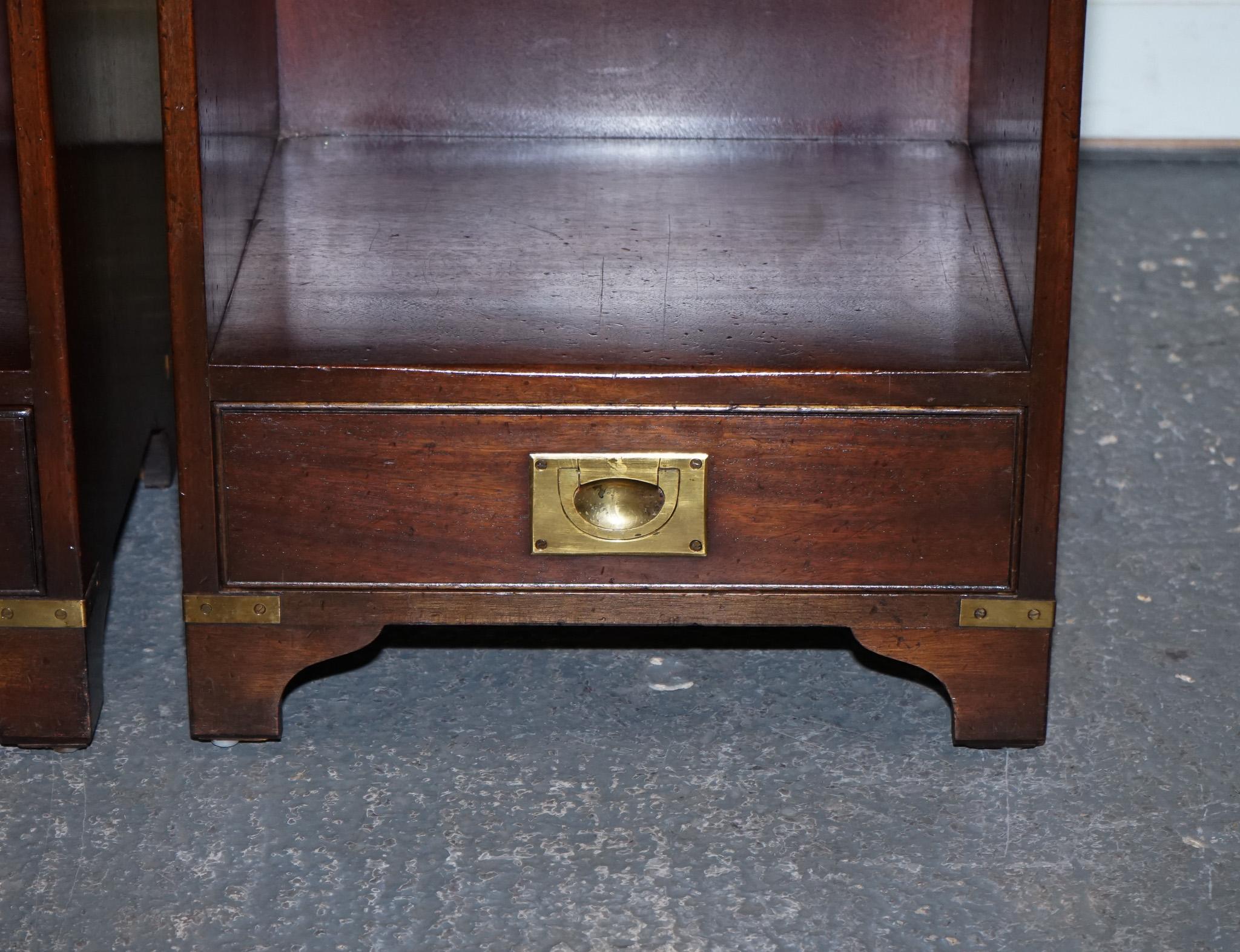 PAIR OF MILITARY CAMPAIGN BEVAN FUNELL BEDSIDE TABLES NiGHTSTANDS TWO DRAWERS For Sale 2