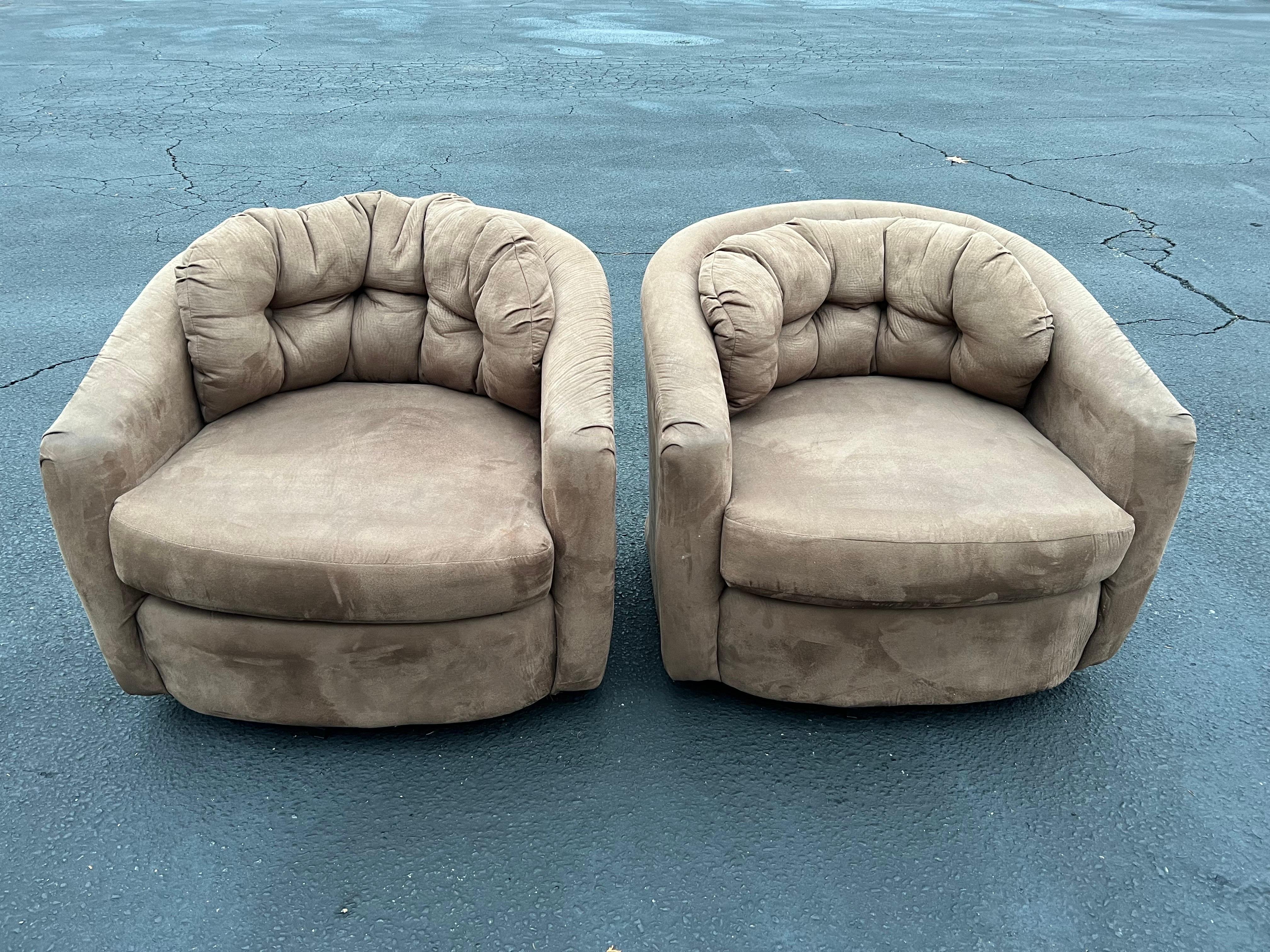 Mid-Century Modern Pair of Mid Century Swivel Club Chairs For Sale
