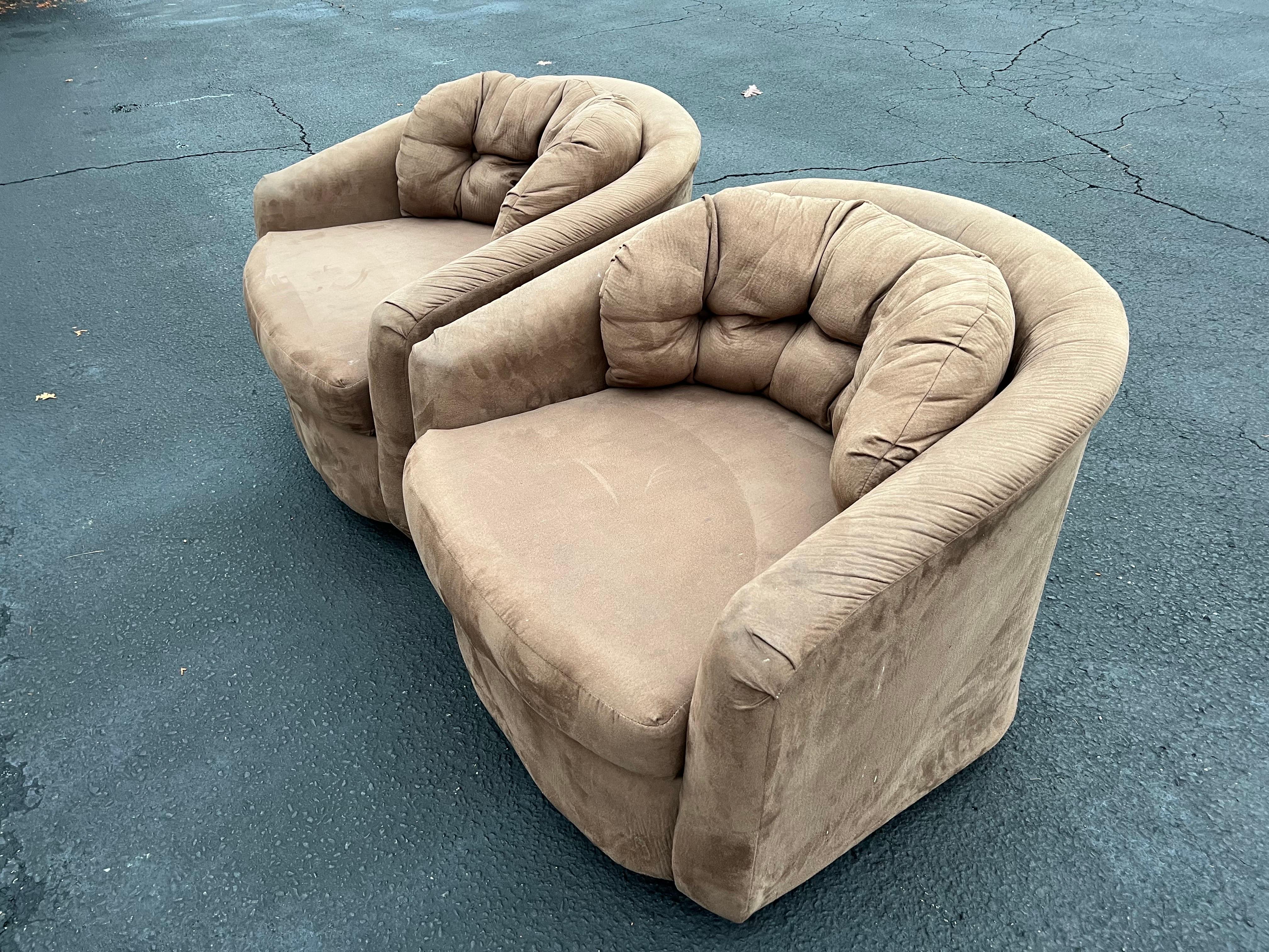 Pair of Mid Century Swivel Club Chairs In Good Condition For Sale In Redding, CT