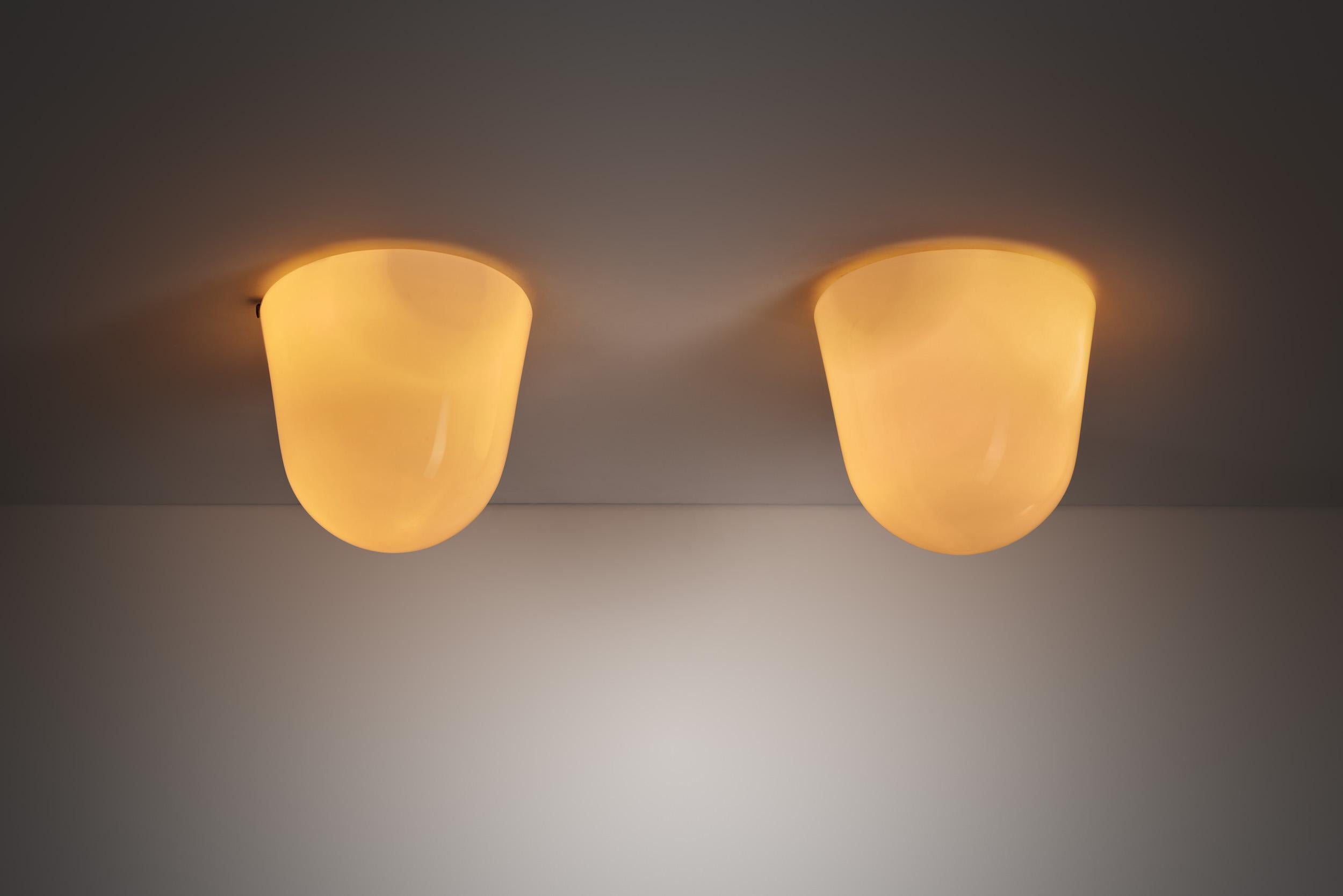 Einbaubeleuchtung aus Milchglas von ASEA, Schweden, Mitte des 20. Jahrhunderts, Paar im Angebot 1