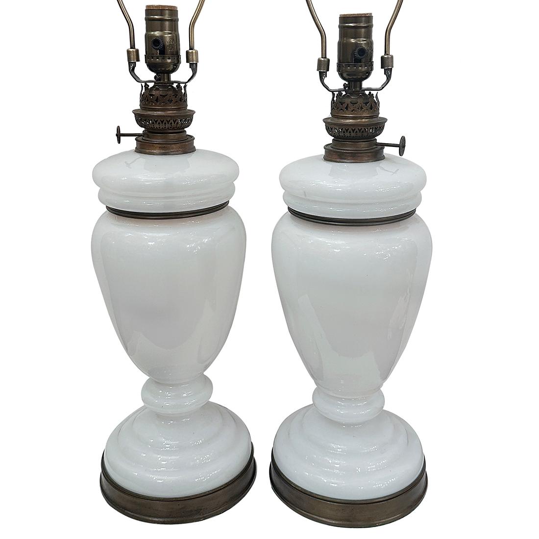 Coppia di lampade da tavolo in vetro lattimo francese degli anni '20 circa.

Misure:
Altezza del corpo: 19
Altezza del paralume: 26