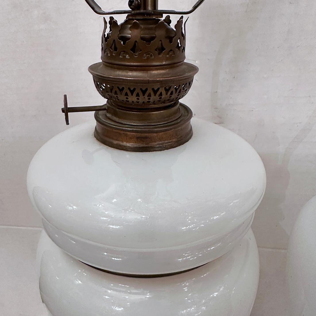 Francese Coppia di lampade in vetro lattimo in vendita