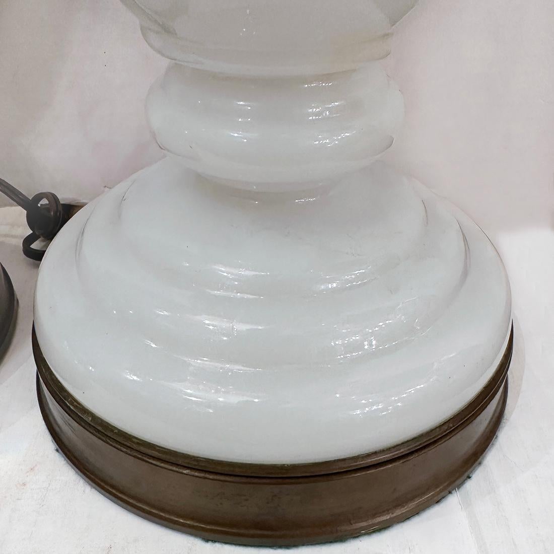 Coppia di lampade in vetro lattimo In condizioni buone in vendita a New York, NY
