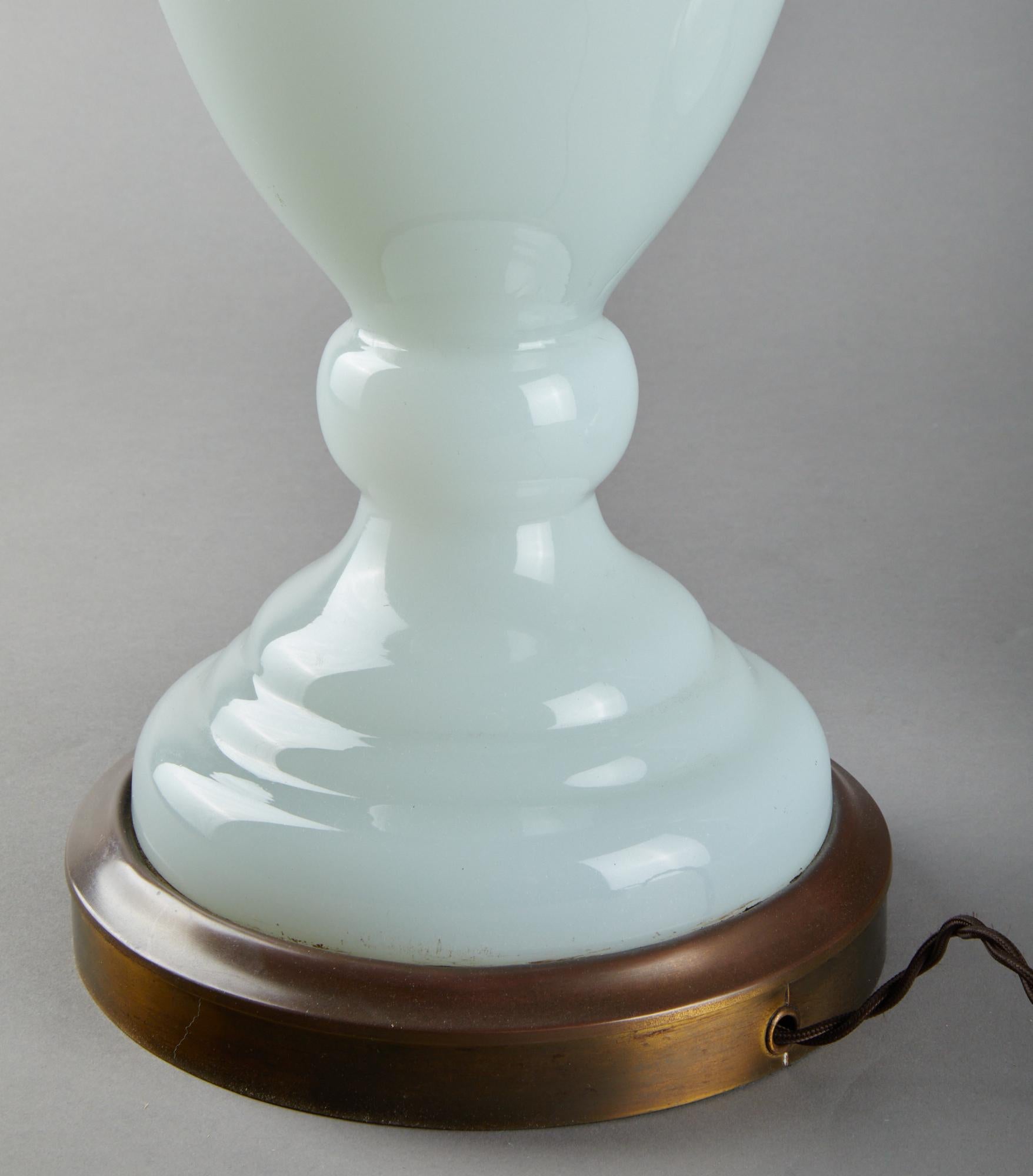 Coppia di lampade in vetro lattimo In condizioni buone in vendita a Hudson, NY