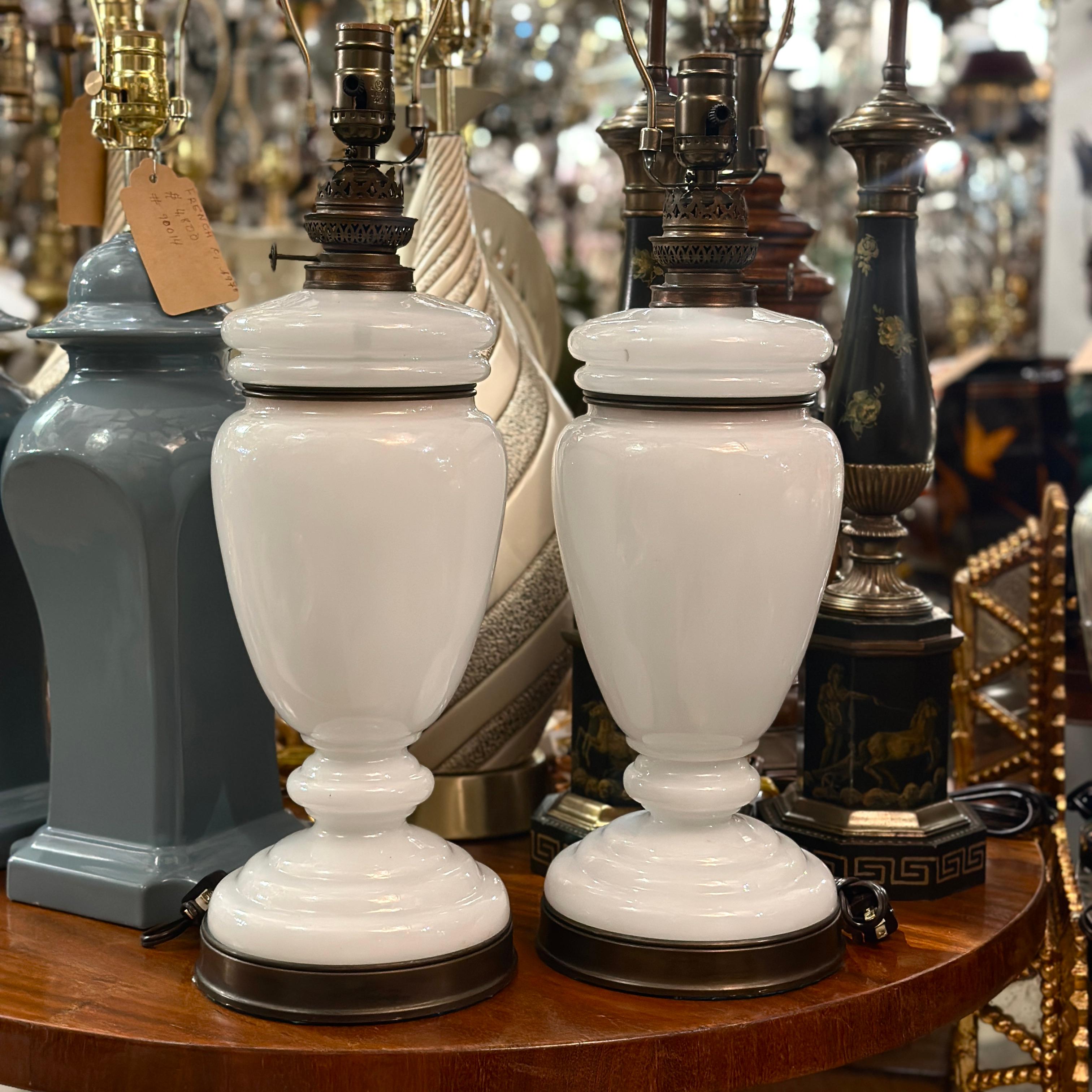 Inizio XX secolo Coppia di lampade in vetro lattimo in vendita