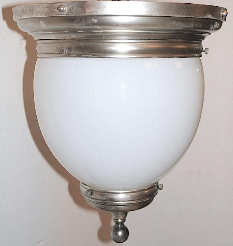 Pareja de lámparas empotradas inglesas de la década de 1940, con inserciones de cristal de leche.
Se puede montar para colgar de una cadena o varilla. 
Se venden individualmente.

Medidas
Diámetro: 13
Caída: 14

