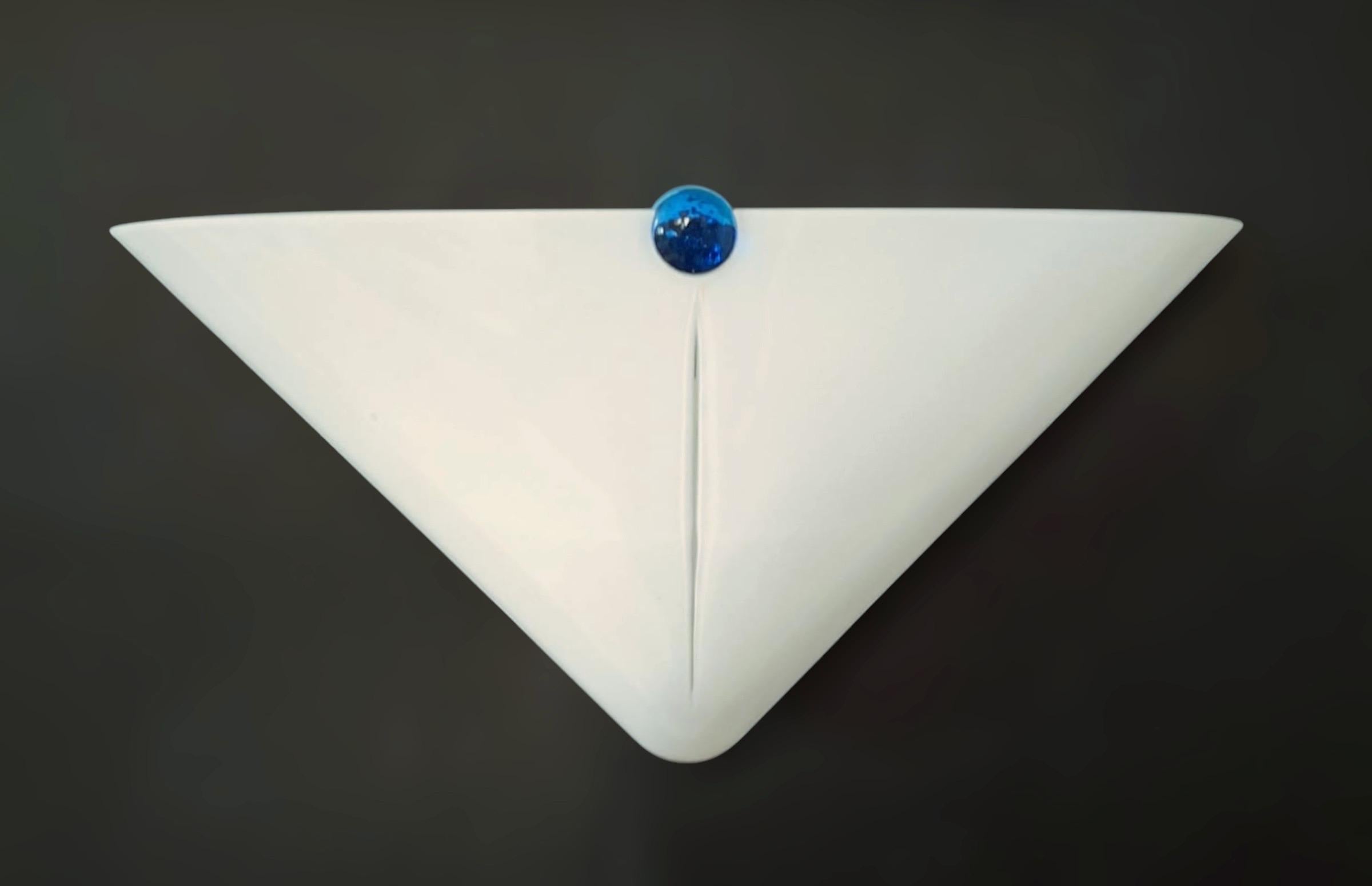 Elégante applique murale italienne vintage avec abat-jour triangulaire en verre de Murano blanc laiteux soufflé à la main avec une petite ouverture au centre, décoré d'un bouton en verre bleu / fabriqué en Italie par De Majo, vers les années
