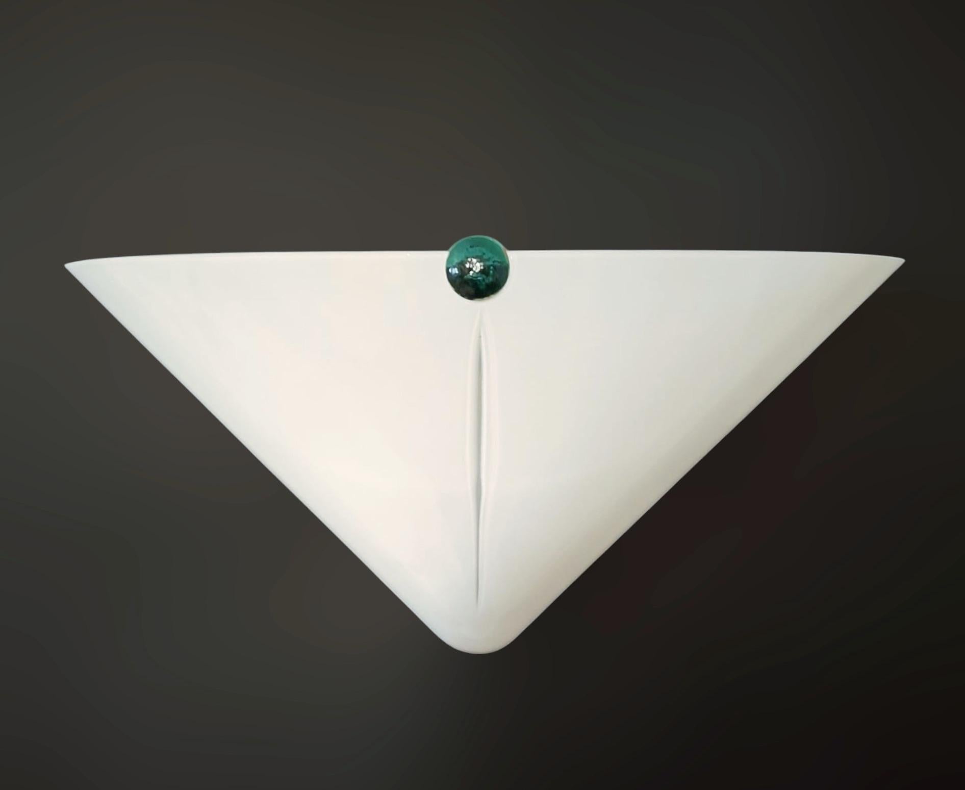 Elegante applique d'epoca italiana con paralume triangolare in vetro di Murano bianco latte soffiato a mano con una piccola apertura al centro, decorato con un bottone in vetro verde smeraldo / prodotto in Italia da De Majo, circa anni '70
Etichetta