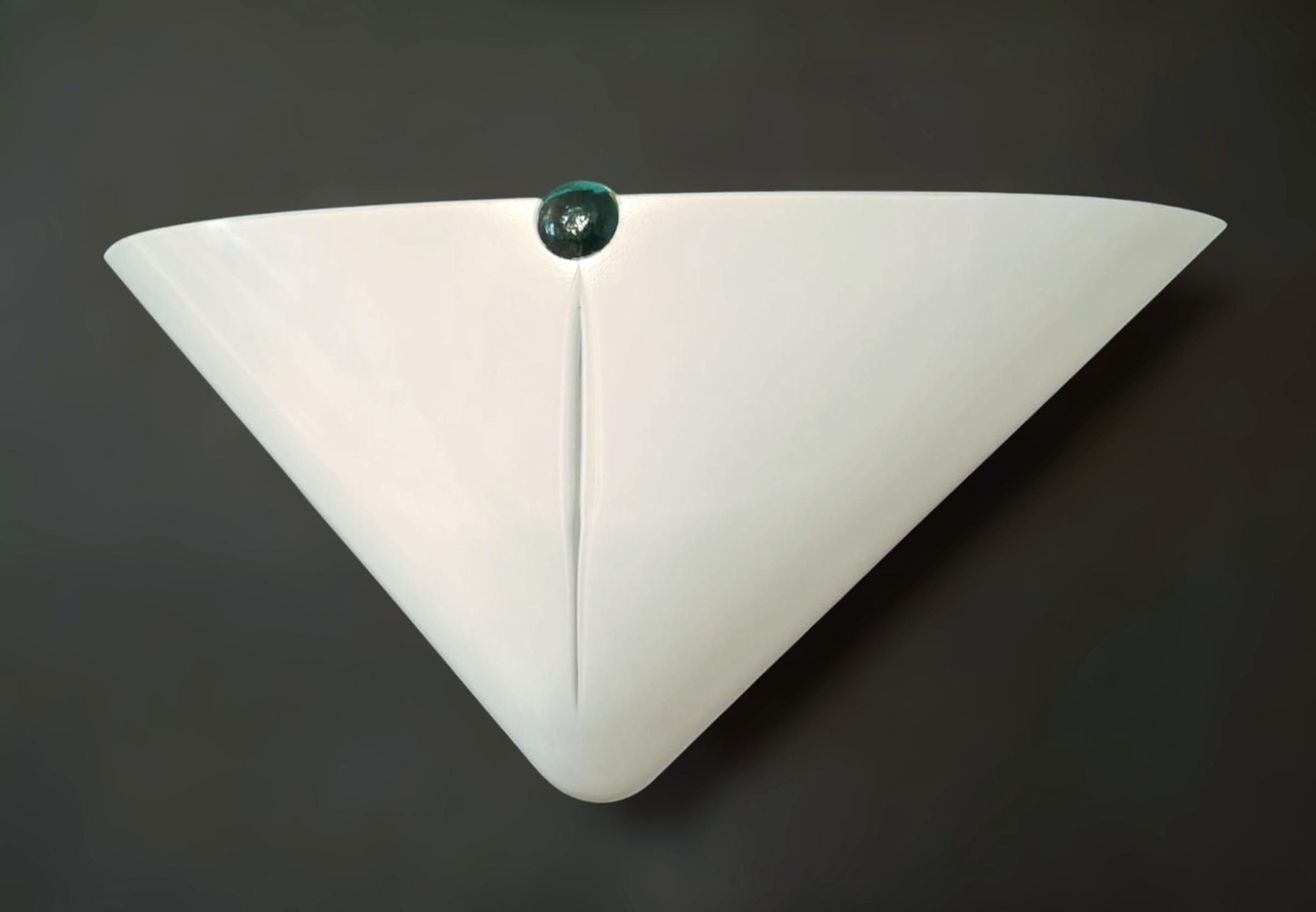 Italiano Coppia di applique bianco latte di De Majo in vendita