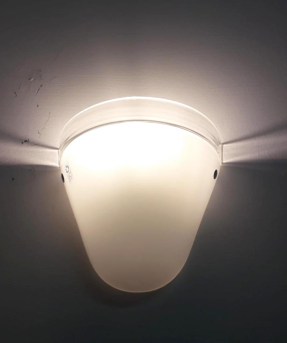 Italiano Coppia di applique bianco latte di Leucos in vendita