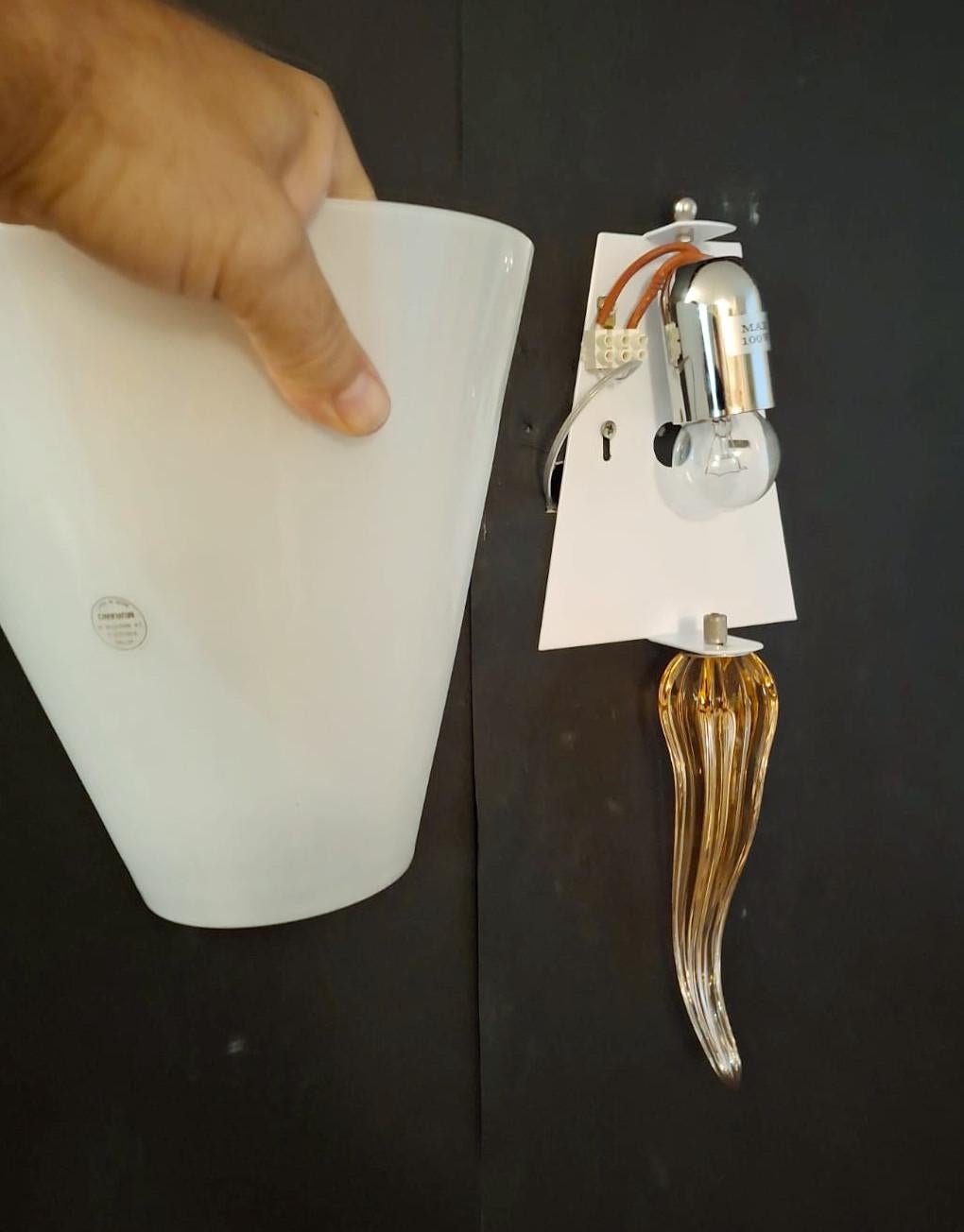 Paire d'appliques à abat-jour blanc laiteux en vente 4