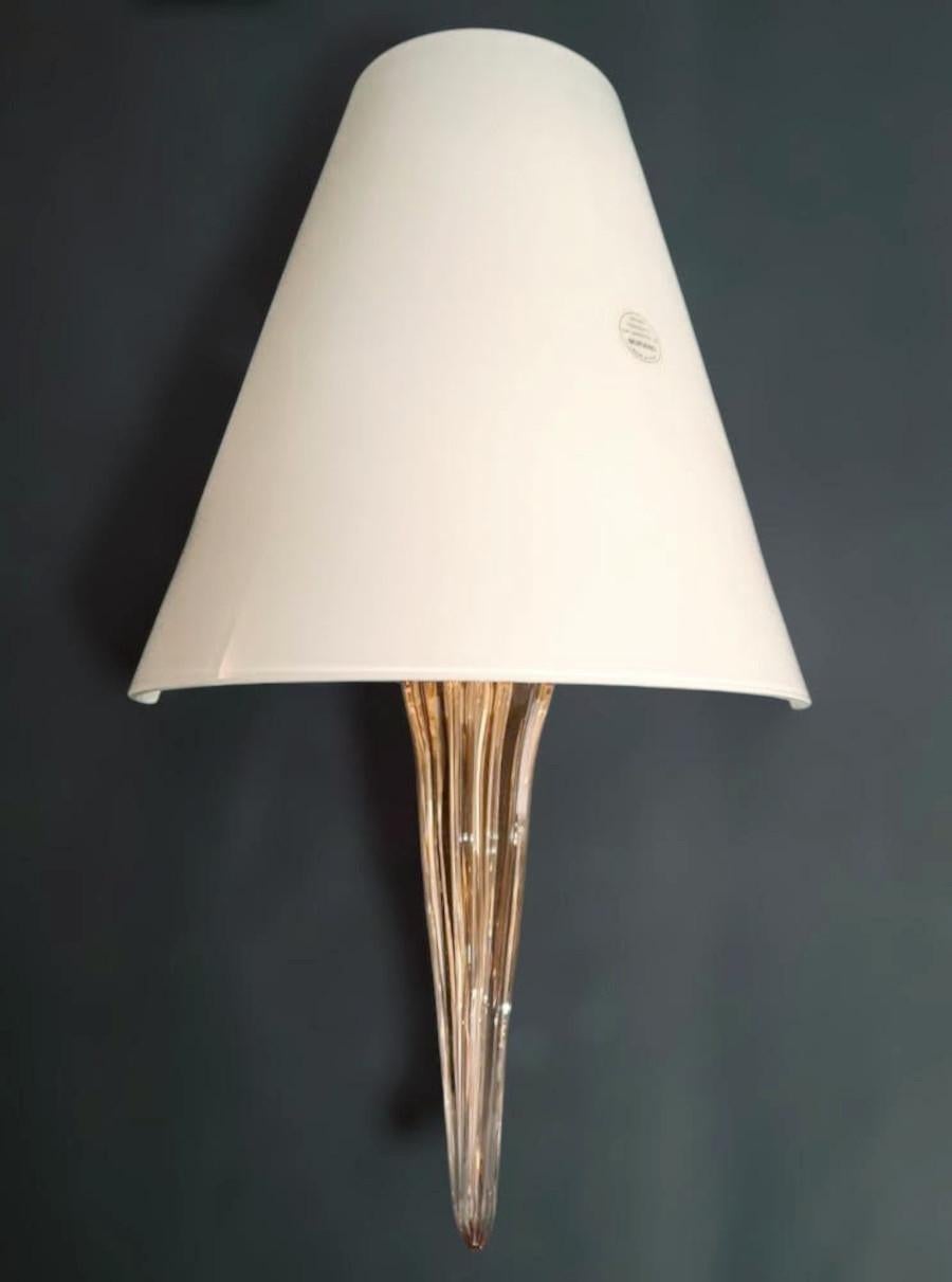 Applique vintage italienne en verre de Murano avec un abat-jour opaque blanc laiteux et une tige rose transparente montée sur une monture en métal blanc / Fabriquée en Italie dans le style de Barovier e Toso, vers les années 1960
Dimensions :