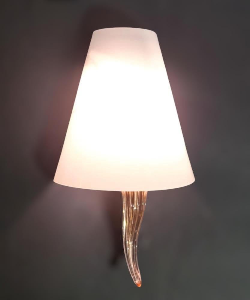 Verre brun Paire d'appliques à abat-jour blanc laiteux en vente