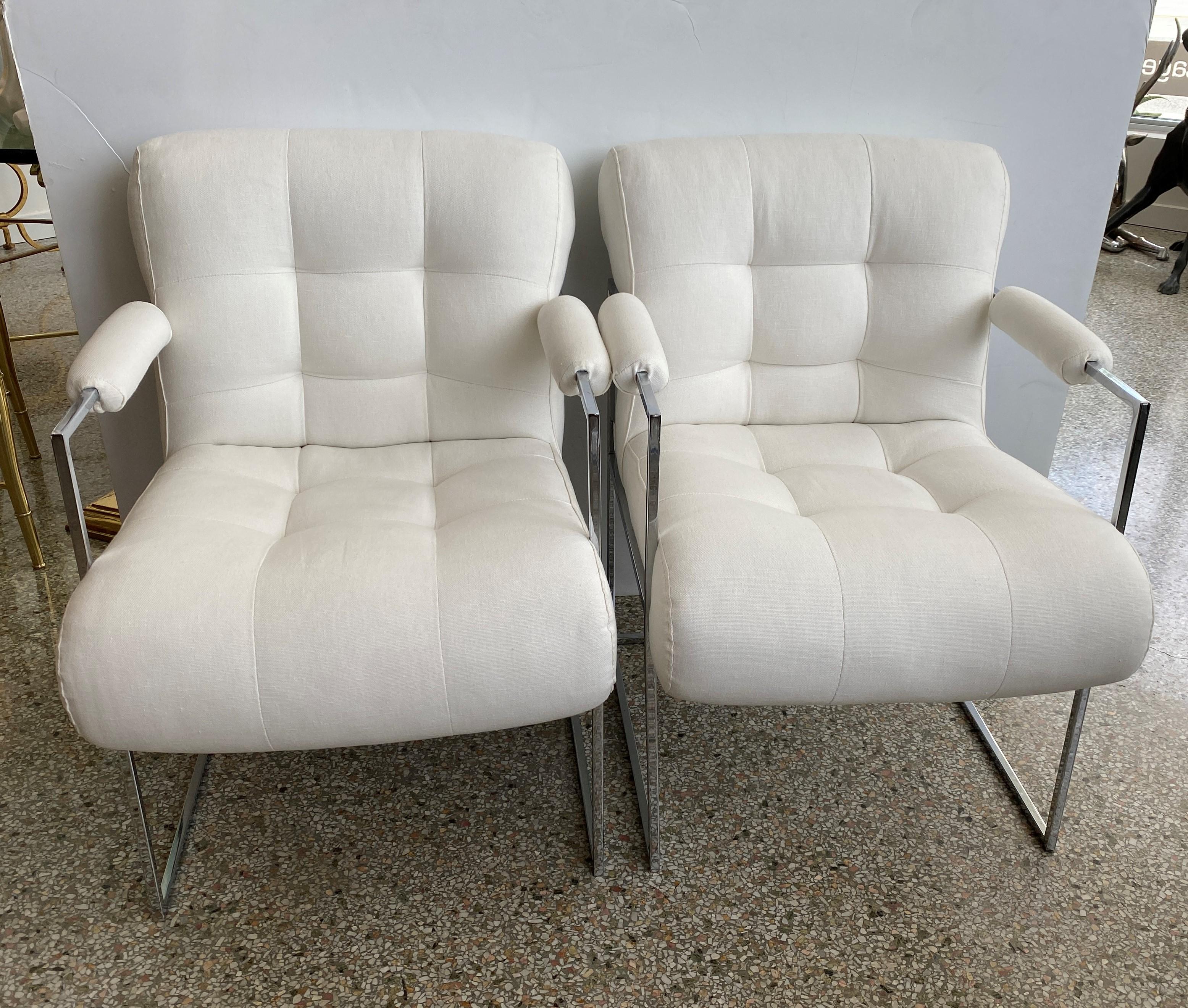 Cette élégante paire de chaises des années 1970 a été conçue par Milo Baughman pour sa collection 