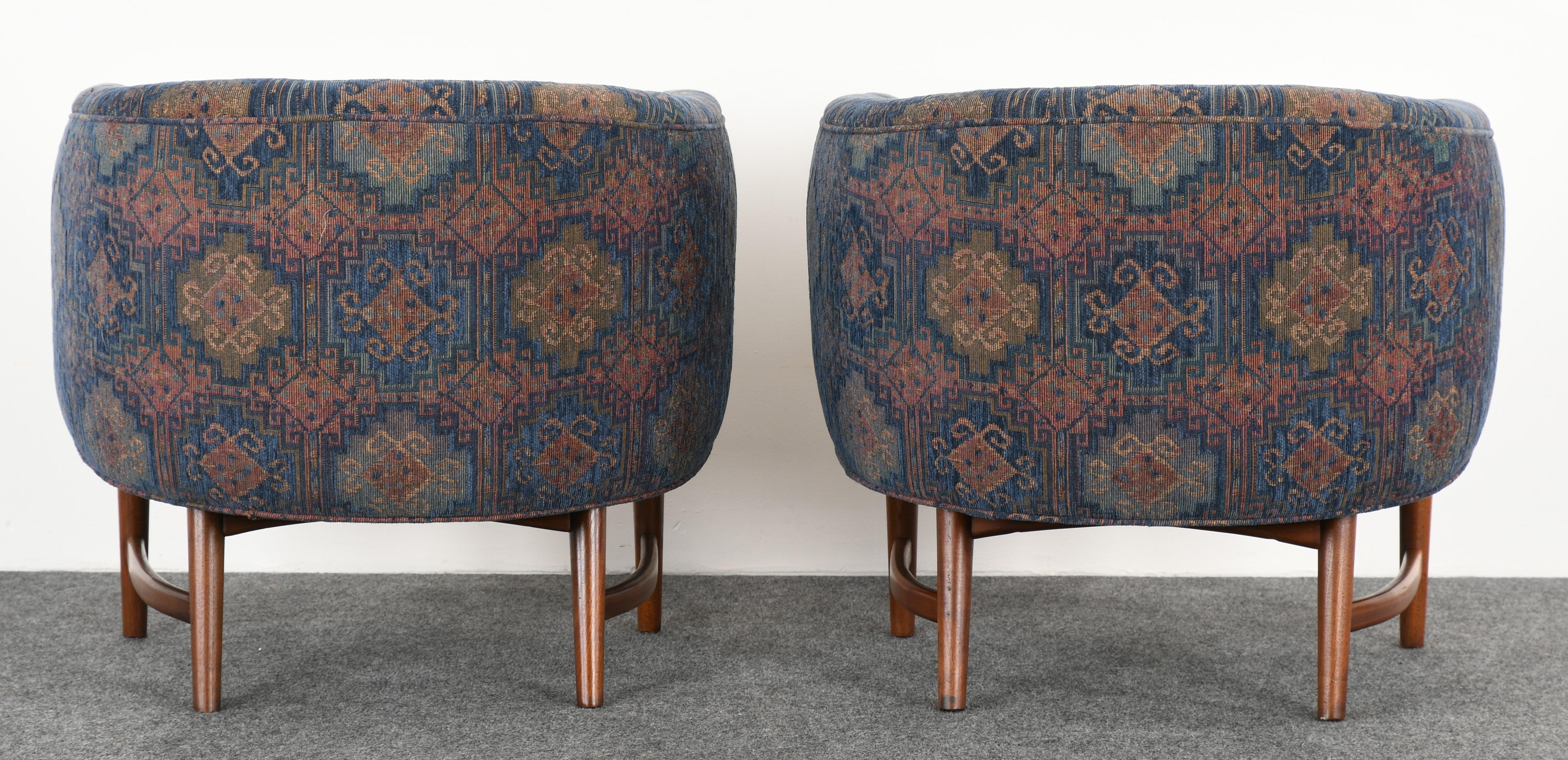 Mid-20th Century Pair of Milo Baughman Barrel Back Lounge Chairs, 1960s